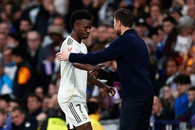 <p>Real Madrid's head coach Xabi Alonso shake hands with Real Madrid's Vinicius Junior</p>