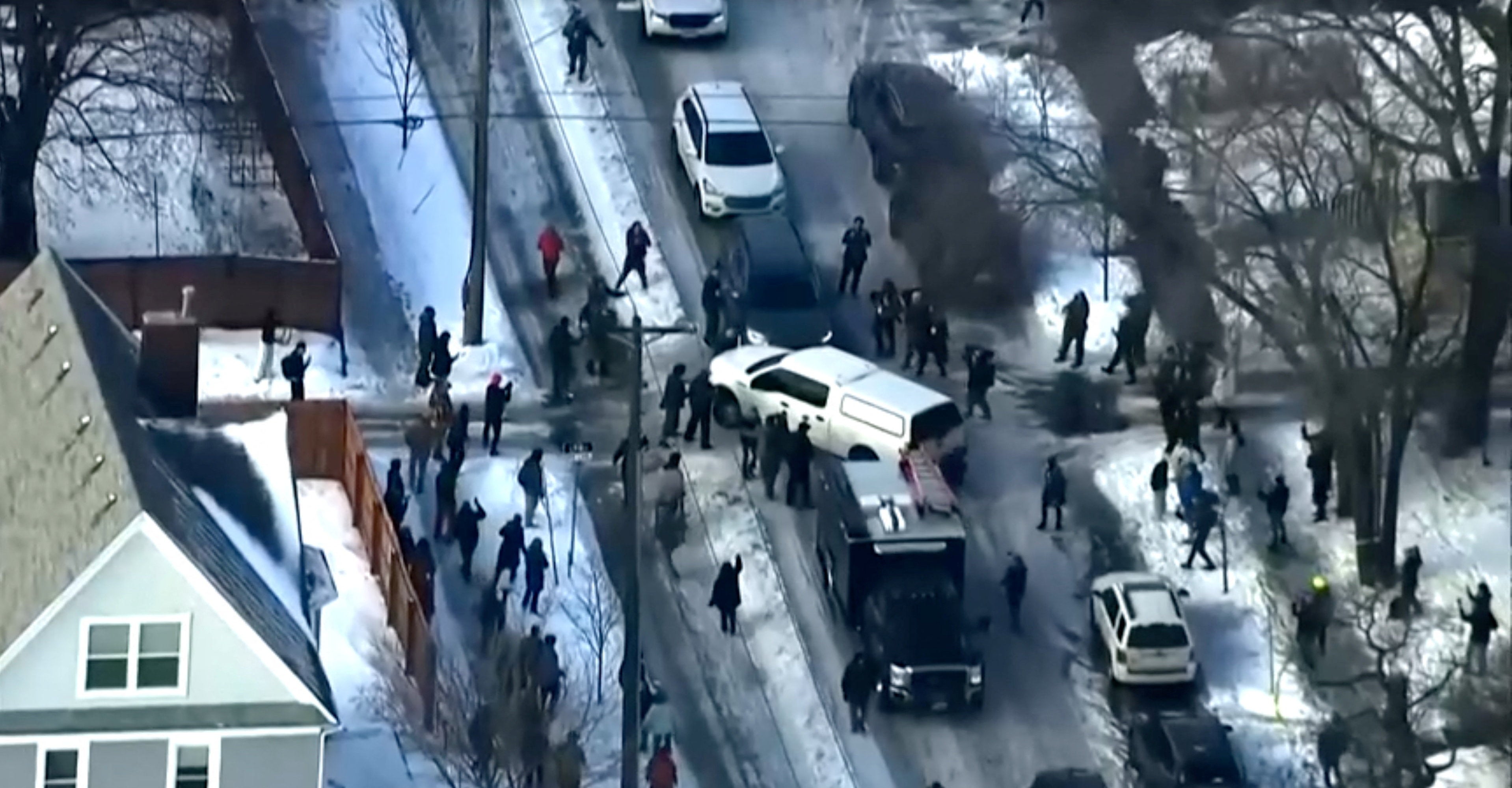 https://static.independent.co.uk/2026/01/08/8/29/Aerial-footage-shows-protesters-clashing-with-police-in-Minneapolis-amid-immigration-enforcement-sur.jpeg?trim=0,0,0,0&width=1200&height=800&crop=1200:800