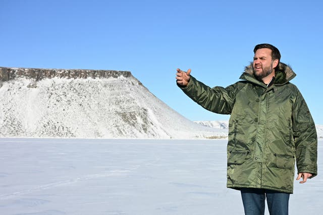 <p>El vicepresidente de EE. UU., J. D. Vance, visita la Base Espacial Pituffik del ejército estadounidense en Groenlandia</p>