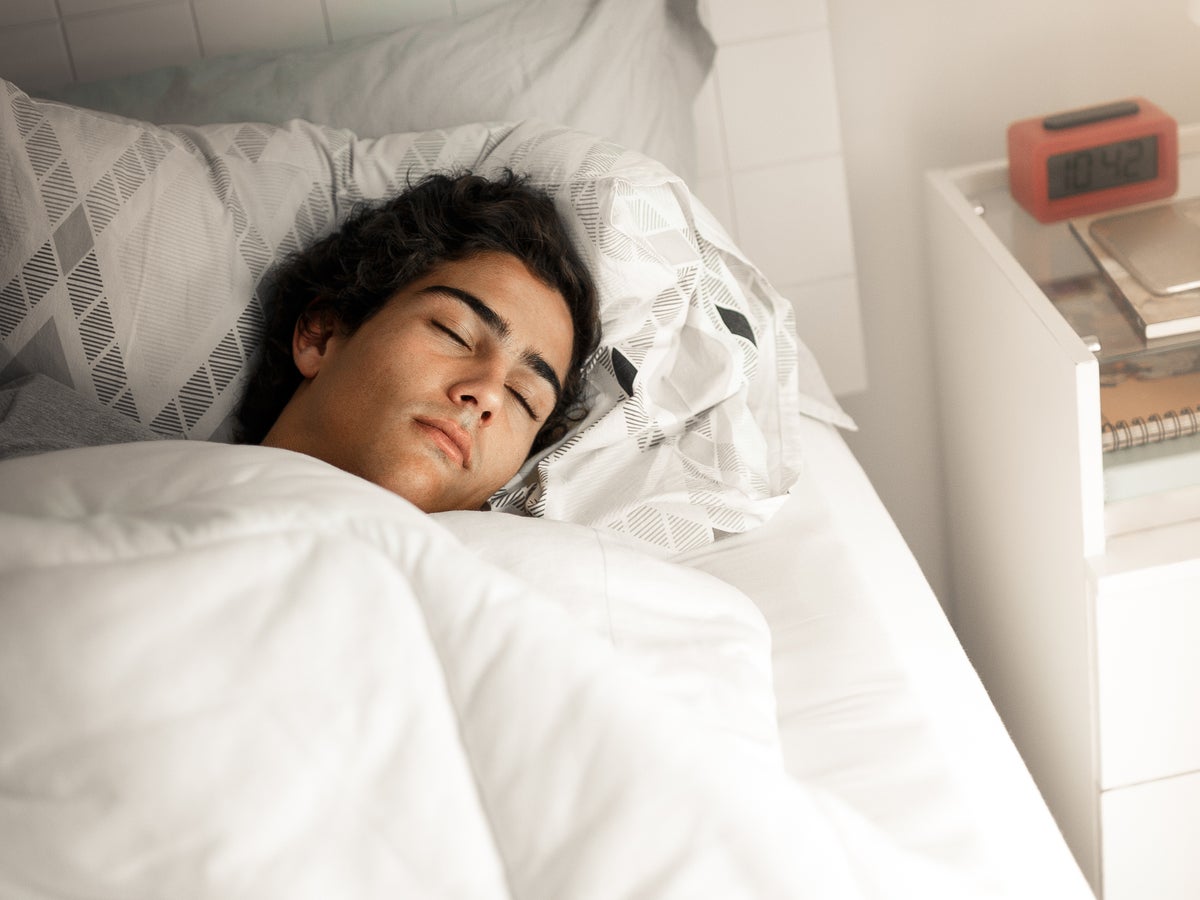 Sleeping in on the weekends can help boost your teen's mental health, study  finds | The Independent