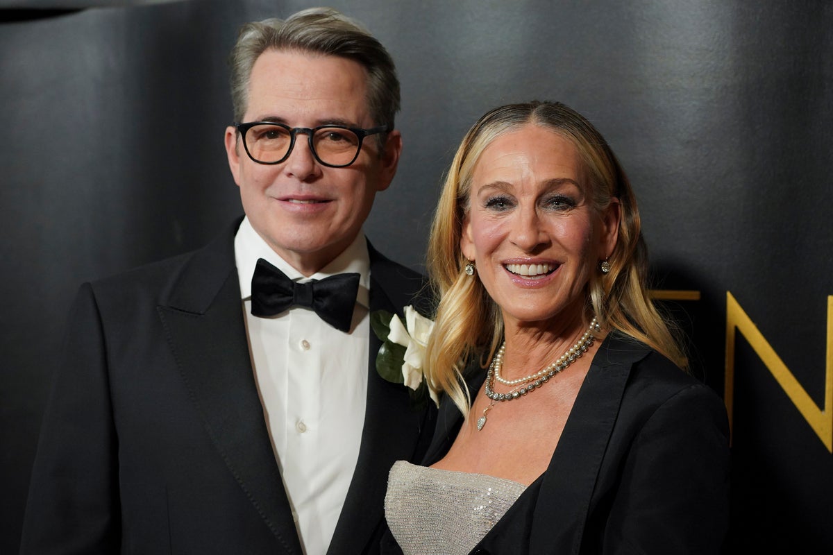Matthew Broderick presents wife Sarah Jessica Parker the Golden Globes’ Carol Burnett award Matthew Broderick presents wife Sarah Jessica Parker the Golden Globes’ Carol Burnett award