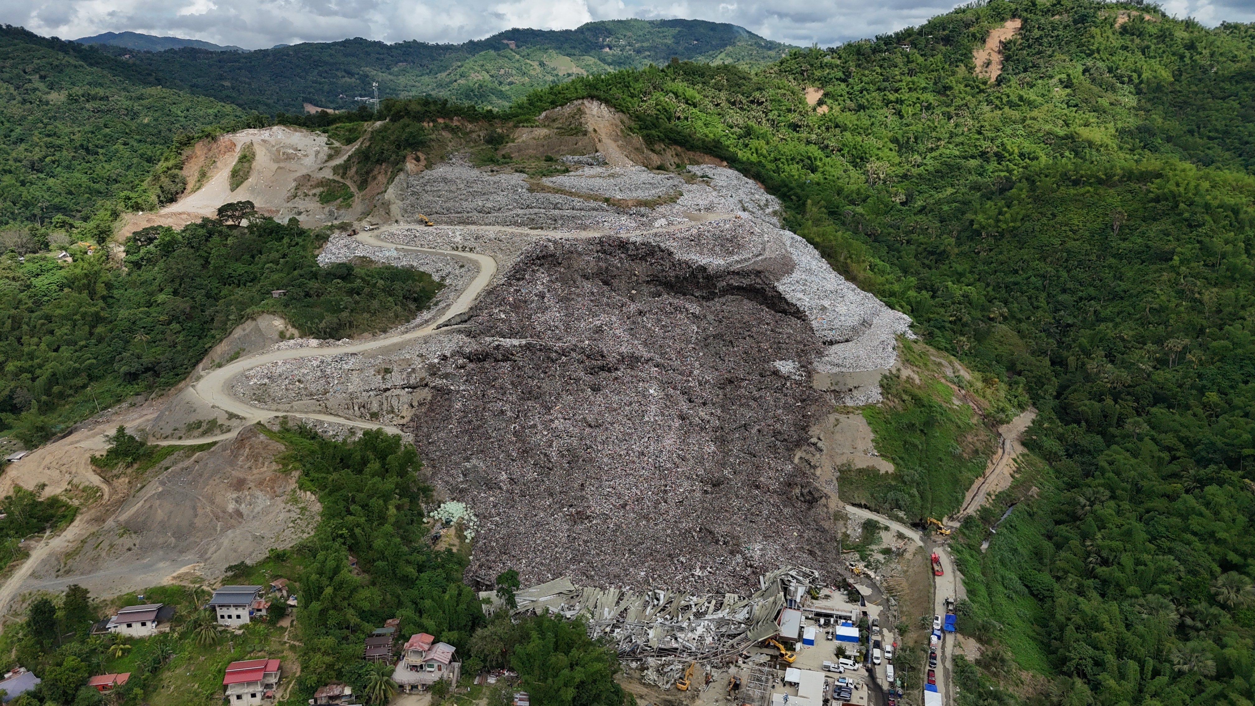 Um enorme monte de lixo desabou na tarde de quinta-feira em uma instalação de segregação de resíduos em Binaliw, cidade de Cebu, centro das Filipinas, sábado, 10 de janeiro de 2026. (AP Photo / Jacqueline Hernandez)