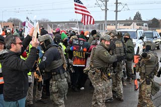 Os manifestantes entram em confronto com agentes federais do lado de fora do Edifício Federal Bishop Henry Whipple, em Minneapolis.