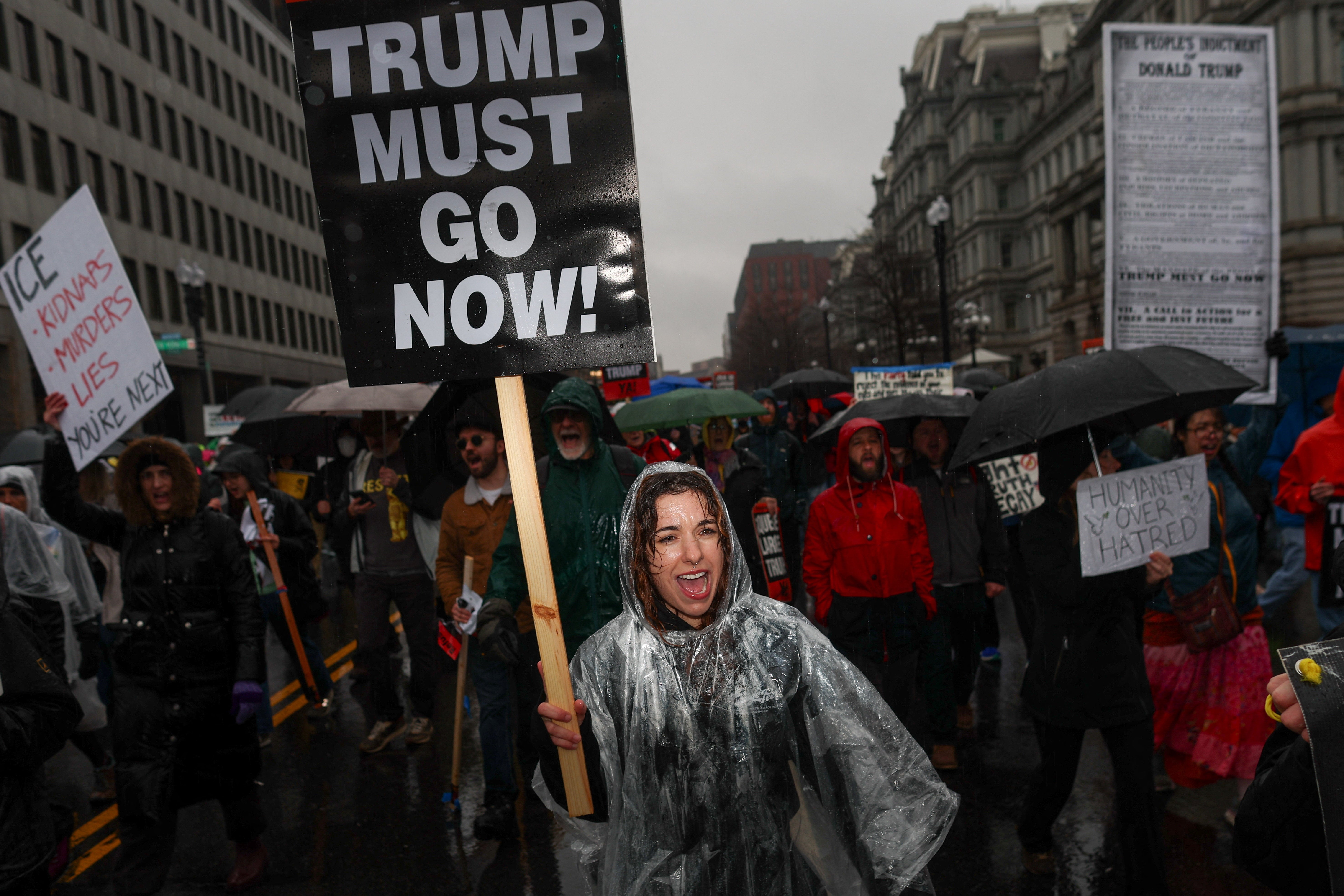Manifestantes em Washington, DC seguravam cartazes contra o ICE