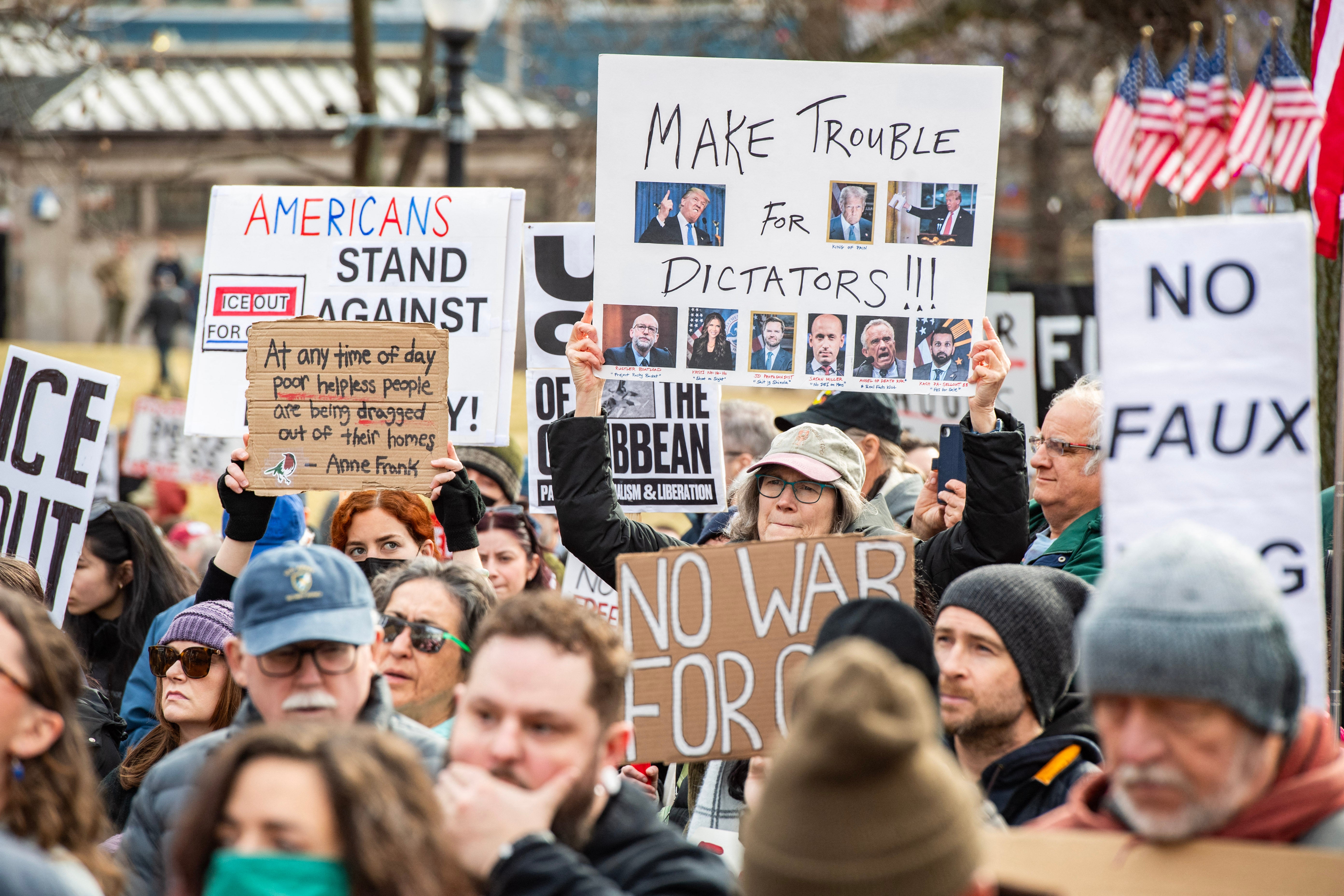 Pessoas em Boston protestam contra o ICE e as recentes operações militares dos EUA na Venezuela