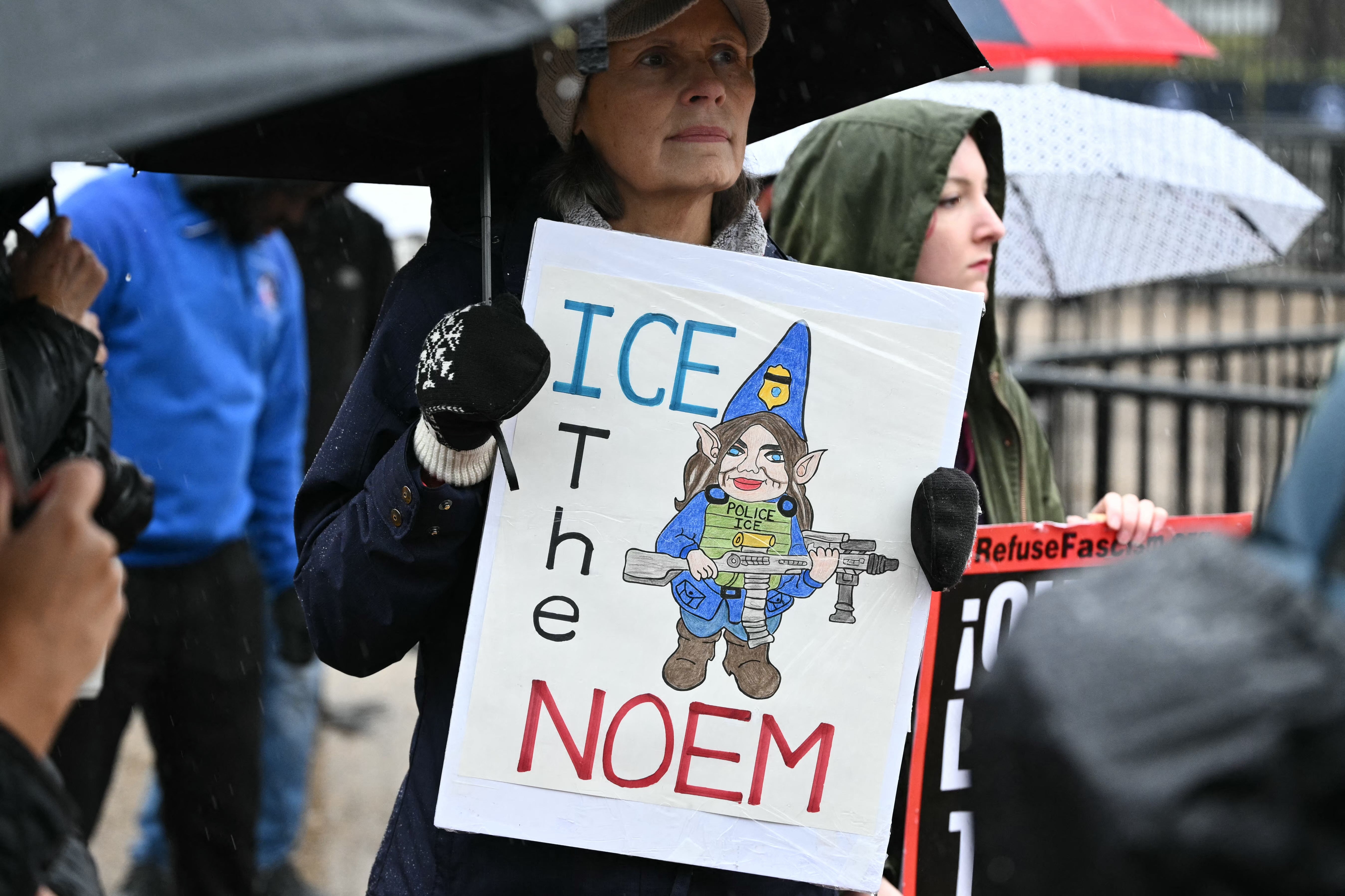Manifestantes protestam contra a Imigração e Fiscalização Aduaneira dos EUA em Lafayette Square, em Washington, DC