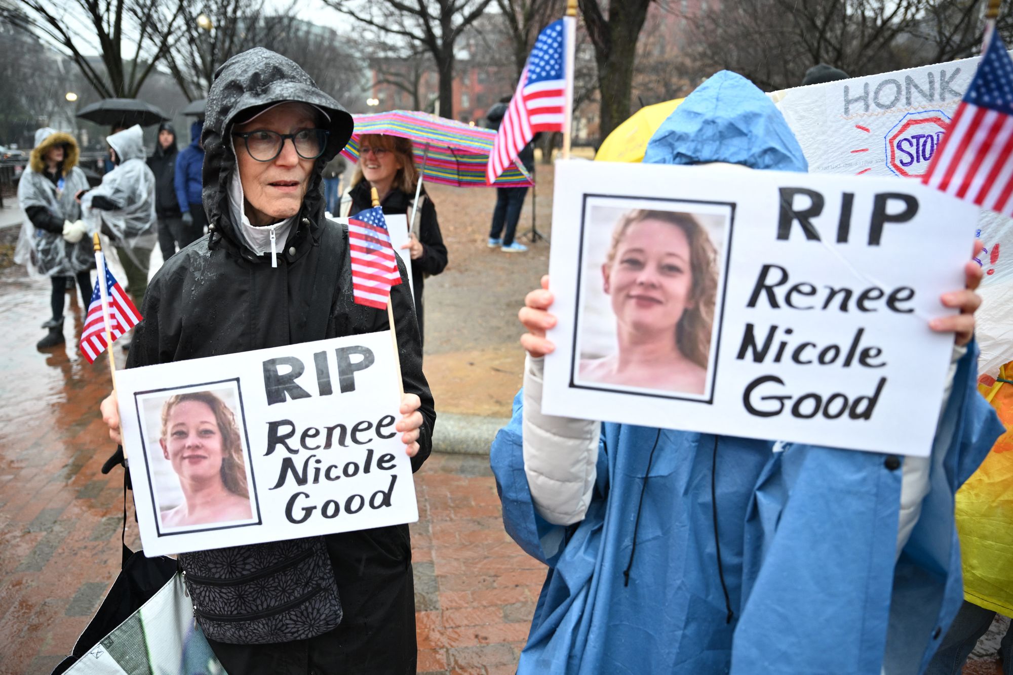 Os residentes de DC seguraram cartazes em memória de Renee Nicole Good durante um protesto anti-ICE em Lafayette Square.