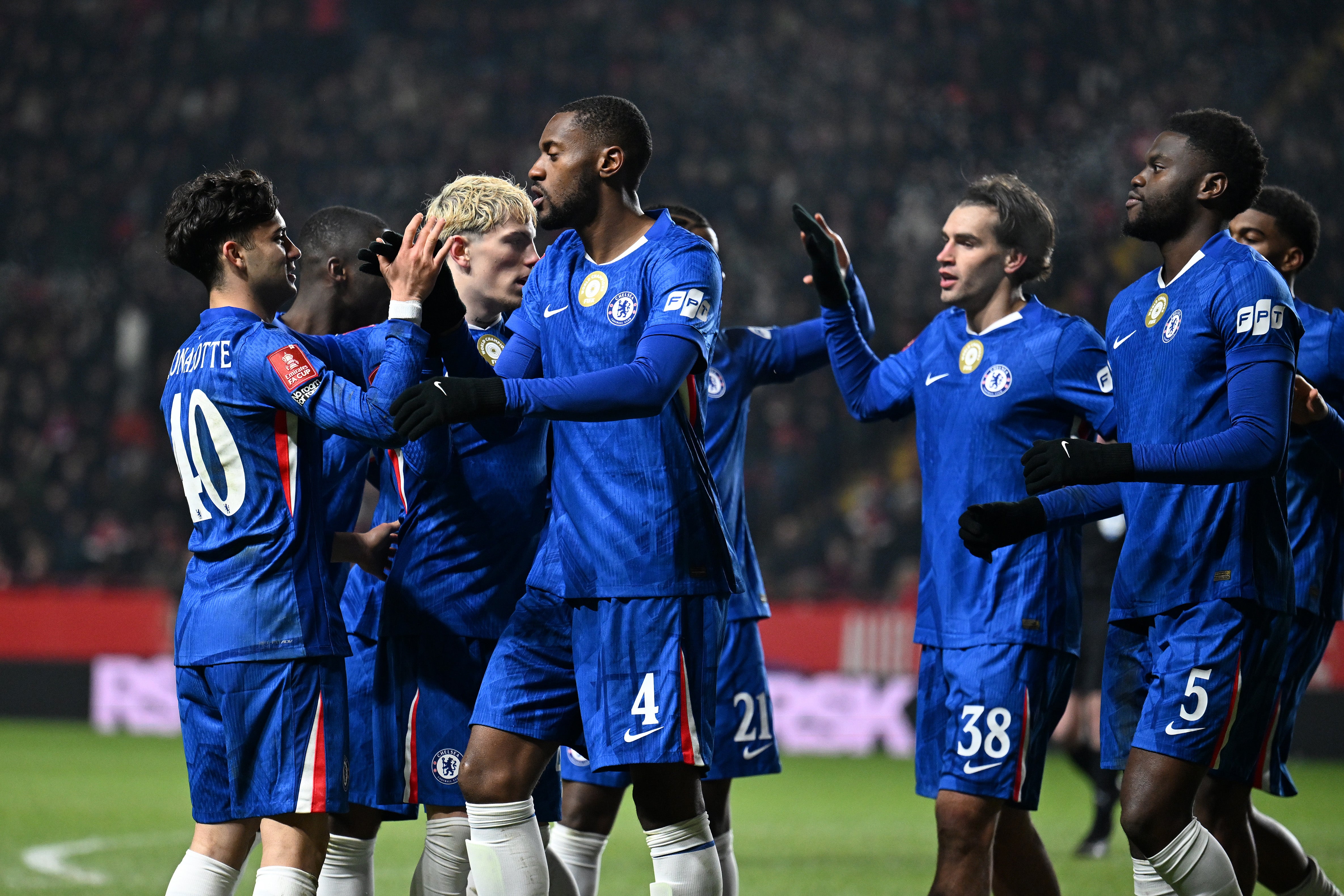 Tosin Adarabioyo, do Chelsea, comemora o gol