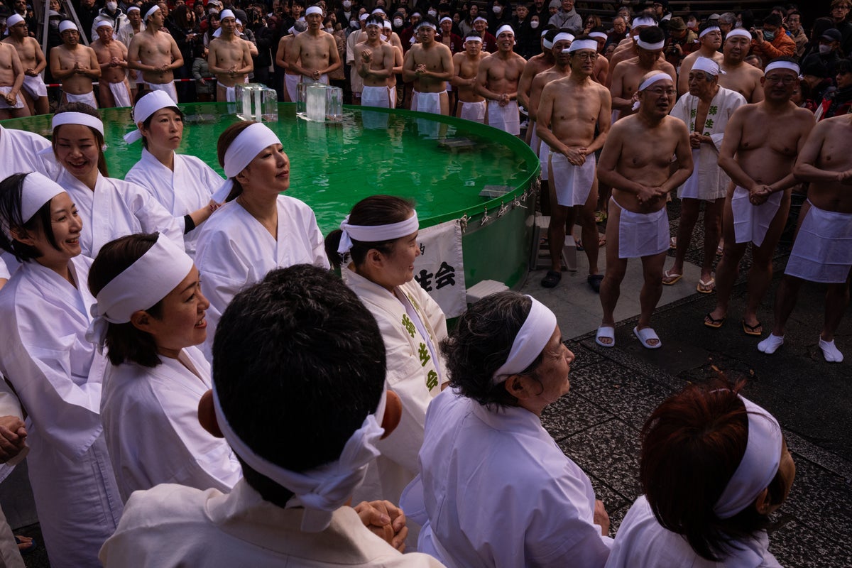 Braving the cold: Tokyo’s New Year’s ritual of ice baths, in photos – UK Times