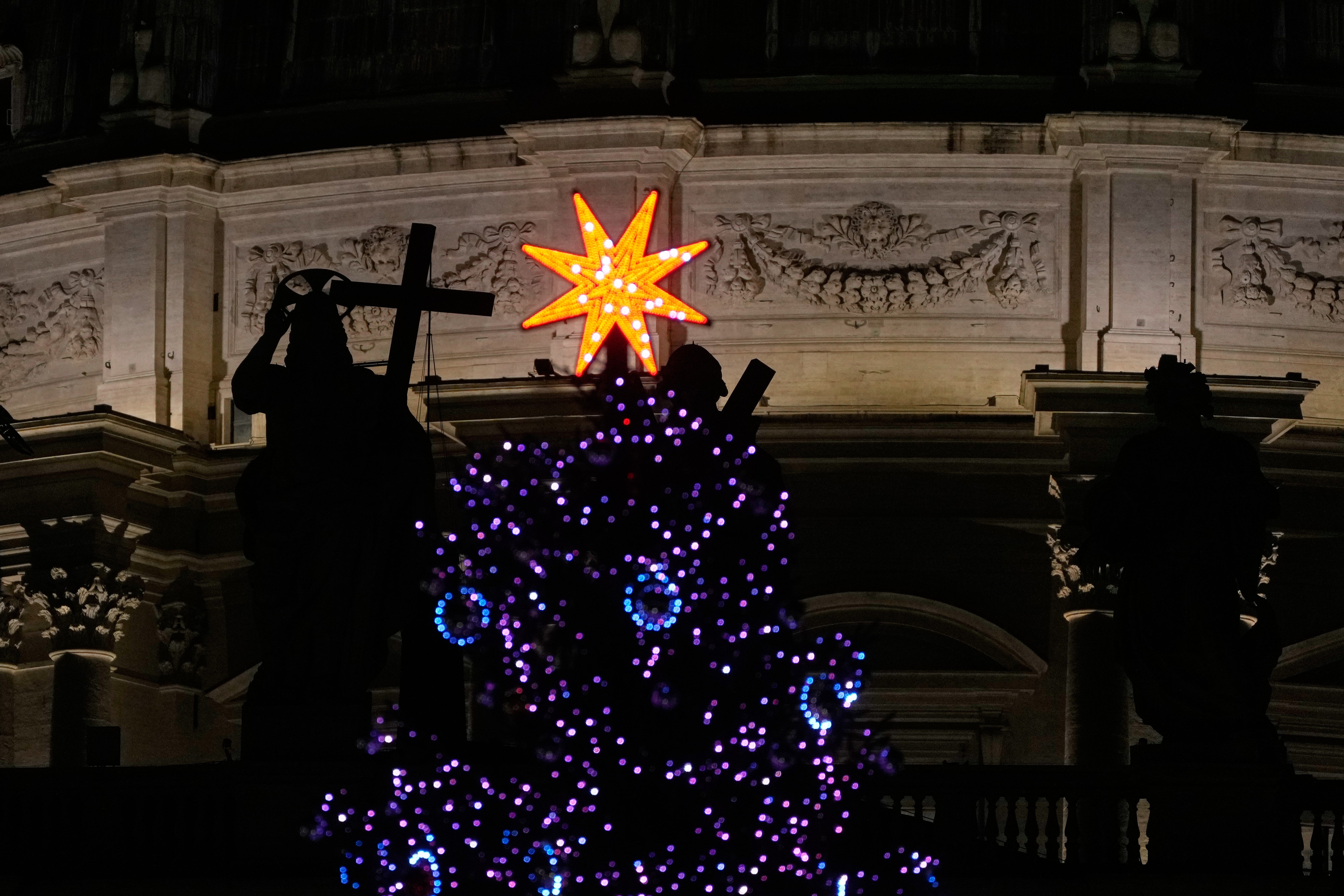 Na quinta-feira, 8 de janeiro de 2026, a árvore de Natal é acesa na Basílica de São Pedro, no Vaticano. (AP Photo/Gregório Bórgia)