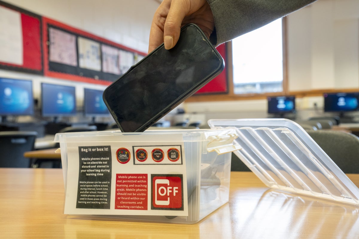 Education secretary calls for total mobile phone ban in schools | The ...