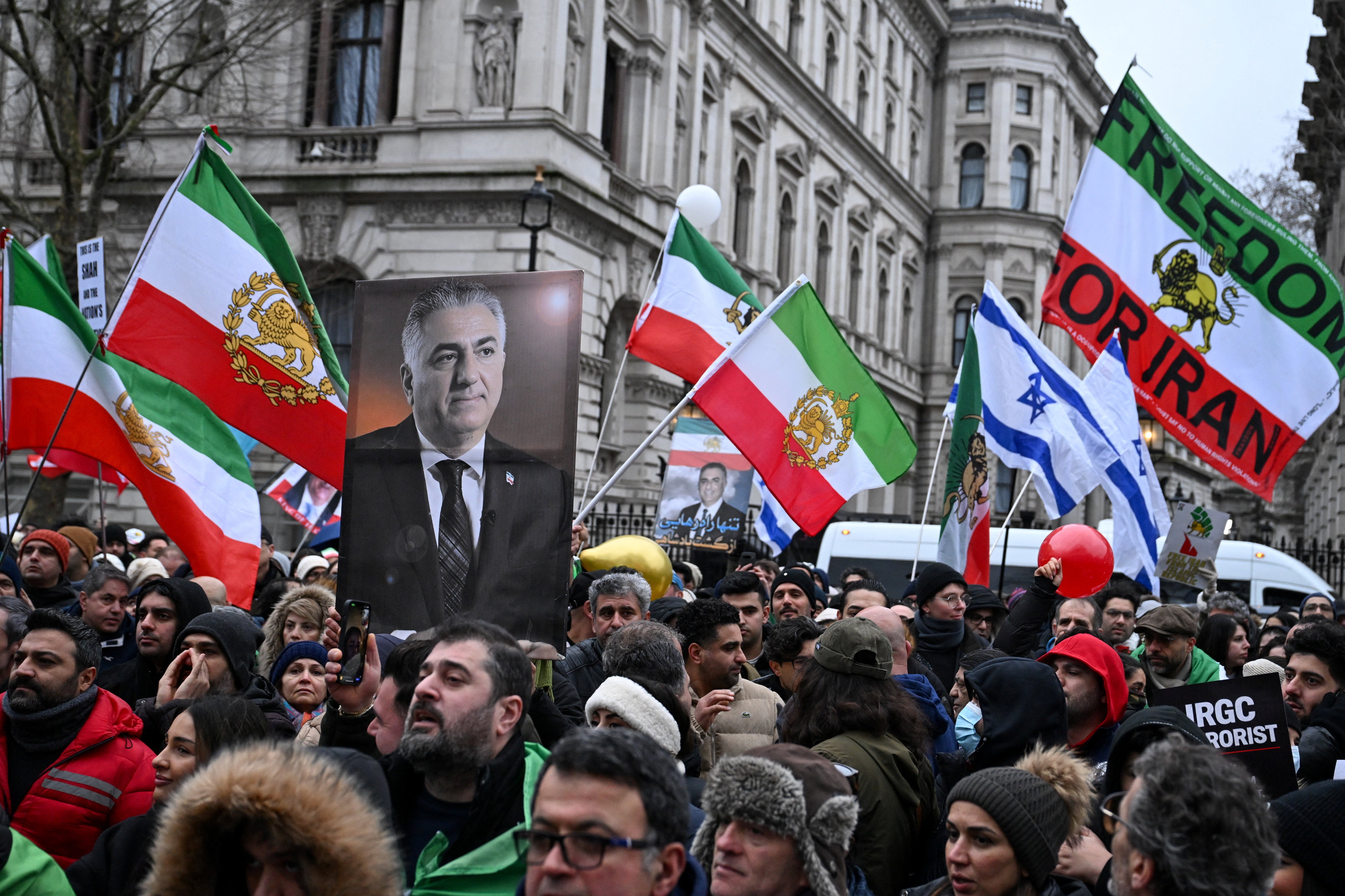 Apoiadores do filho deposto do Xá, Reza Pahlavi, manifestam-se em Londres