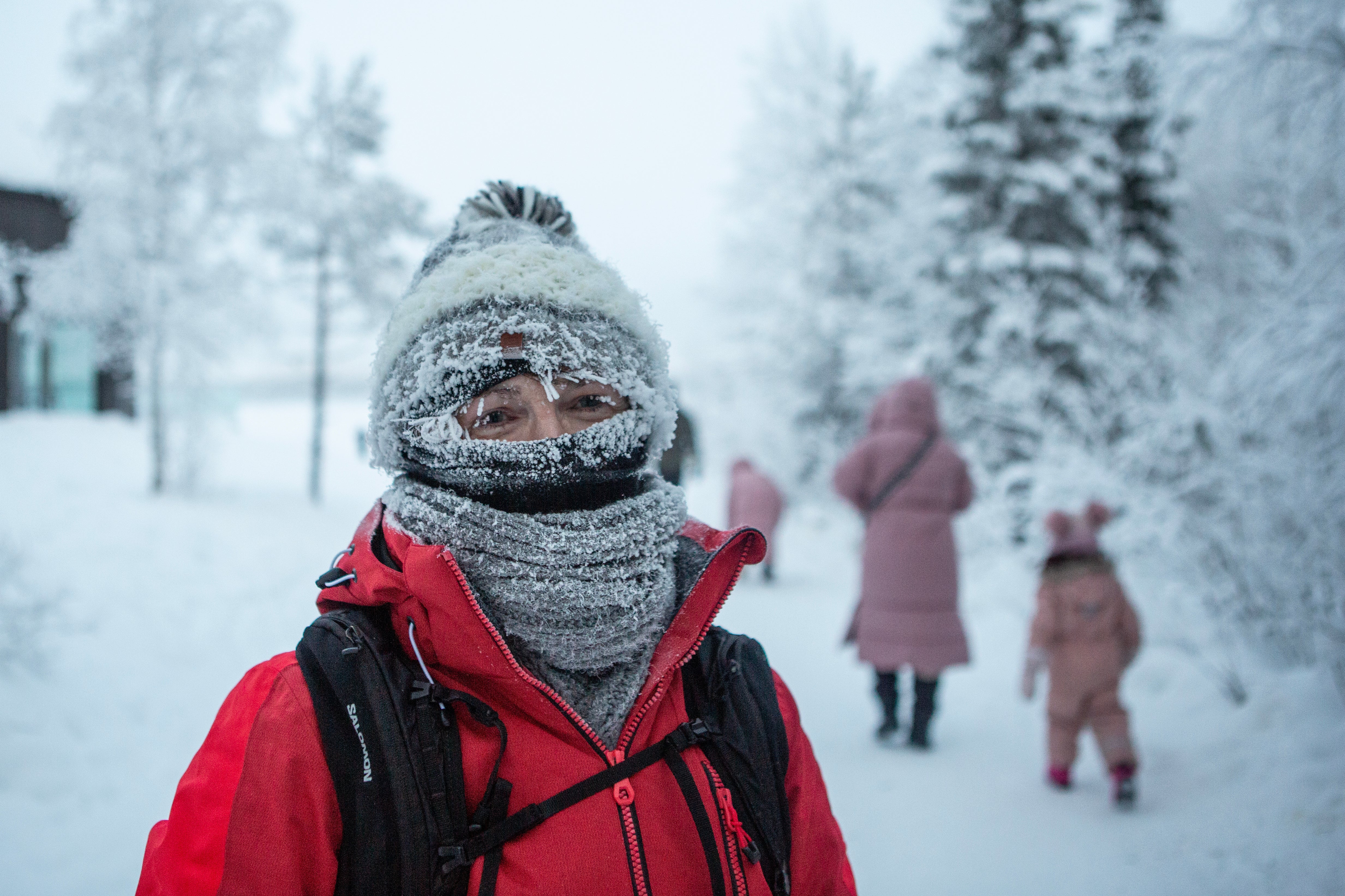 Pessoas caminham sob temperaturas congelantes em Ylläs, Finlândia, na sexta-feira, 9 de janeiro