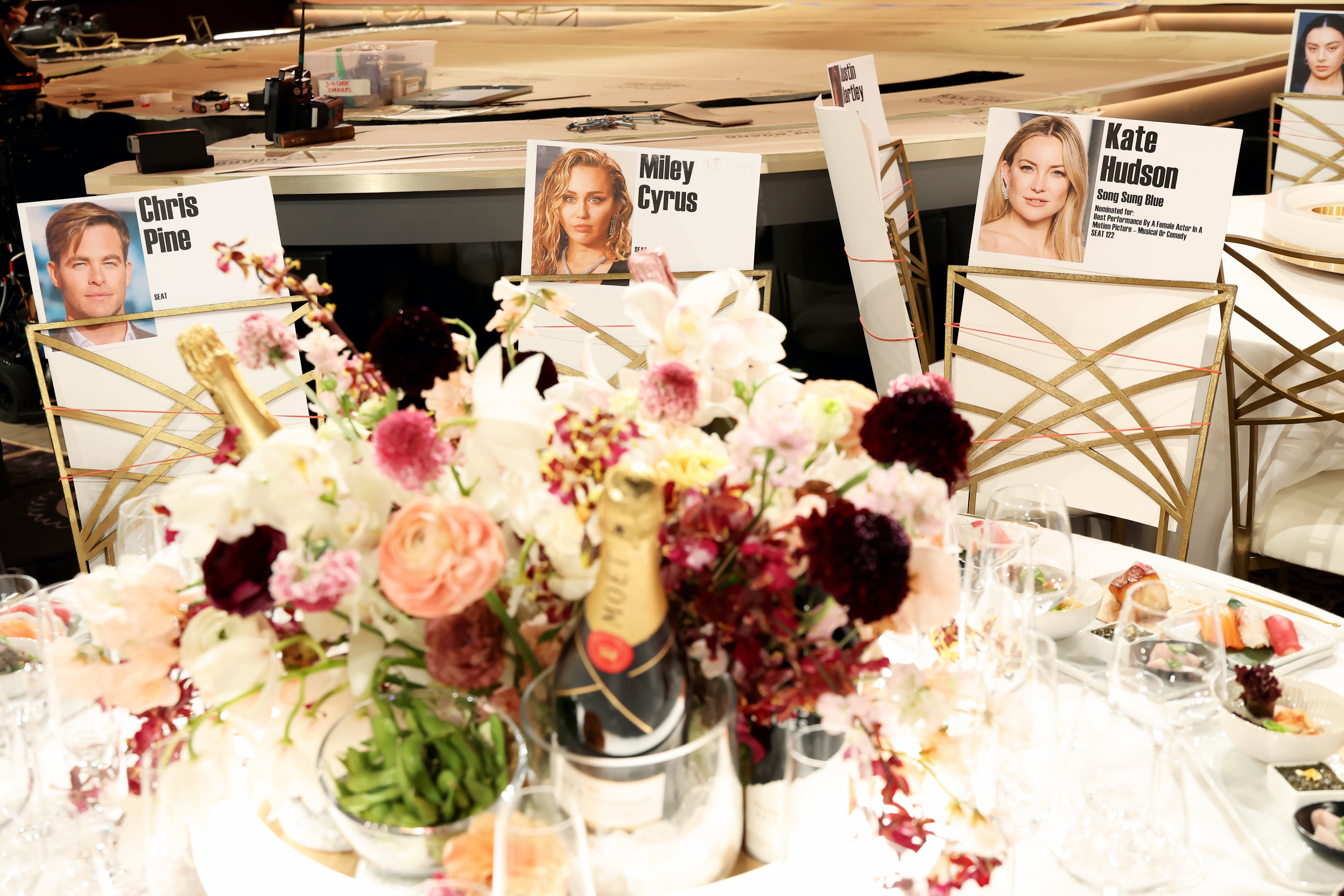 Chris Pine, Miley Cyrus, and Kate Hudson are sitting at the same table at the Golden Globes tonight