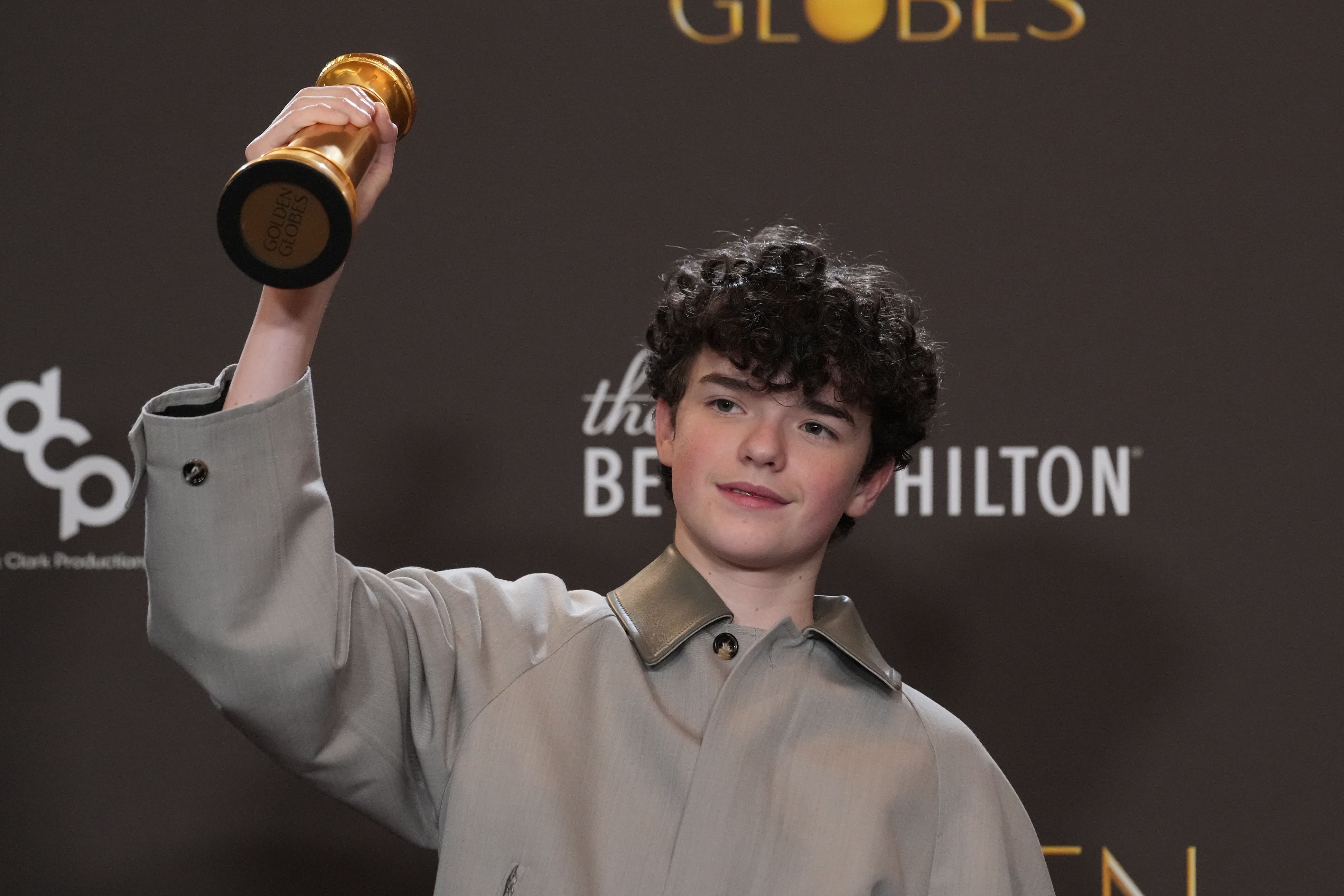 Owen Cooper con su premio Globo de Oro