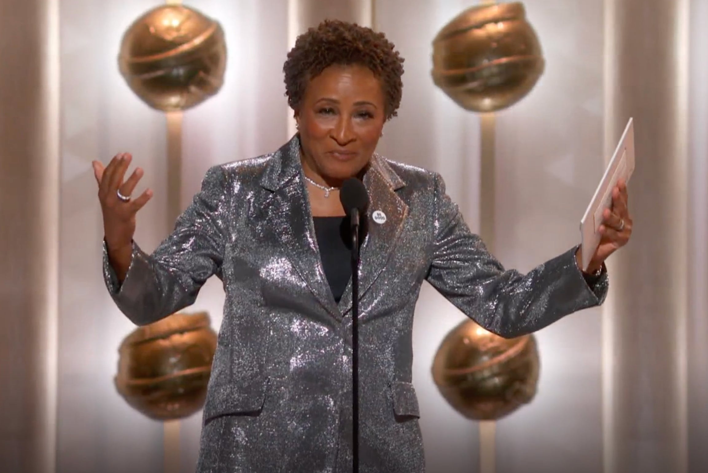 Wanda Sykes apareceu no Globo de Ouro para entregar o prêmio de Melhor Performance em Stand-Up Comedy na Televisão