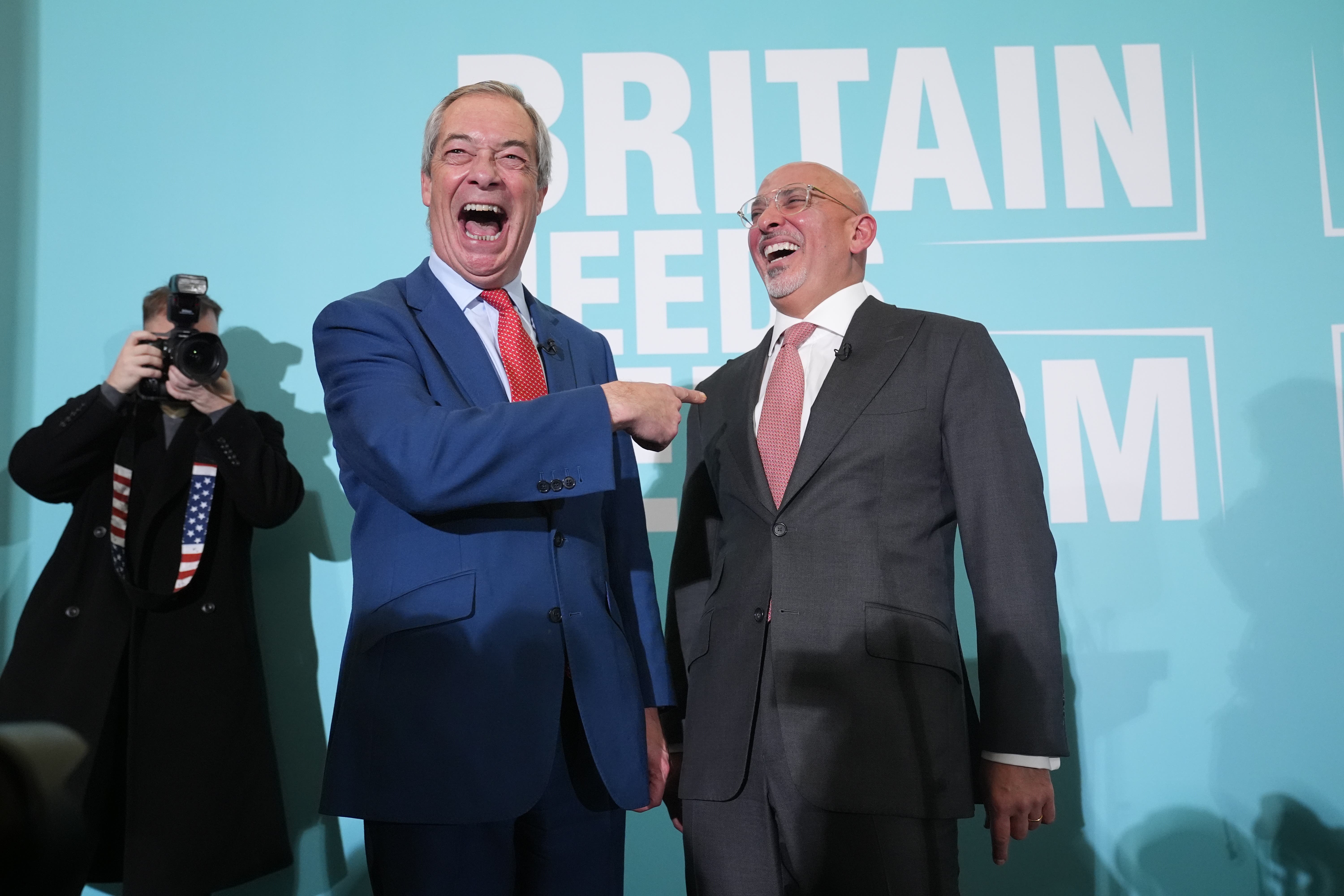 Nigel Farage, à esquerda, com Nadhim Zahawi (Lucy North/PA)