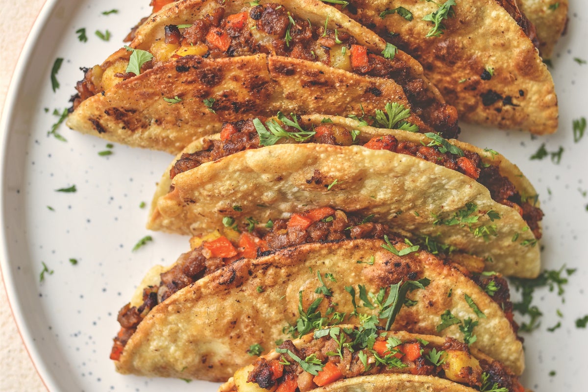 This beef taco recipe from the cookbook 'Plantas' uses salsa for seasoning the meat
