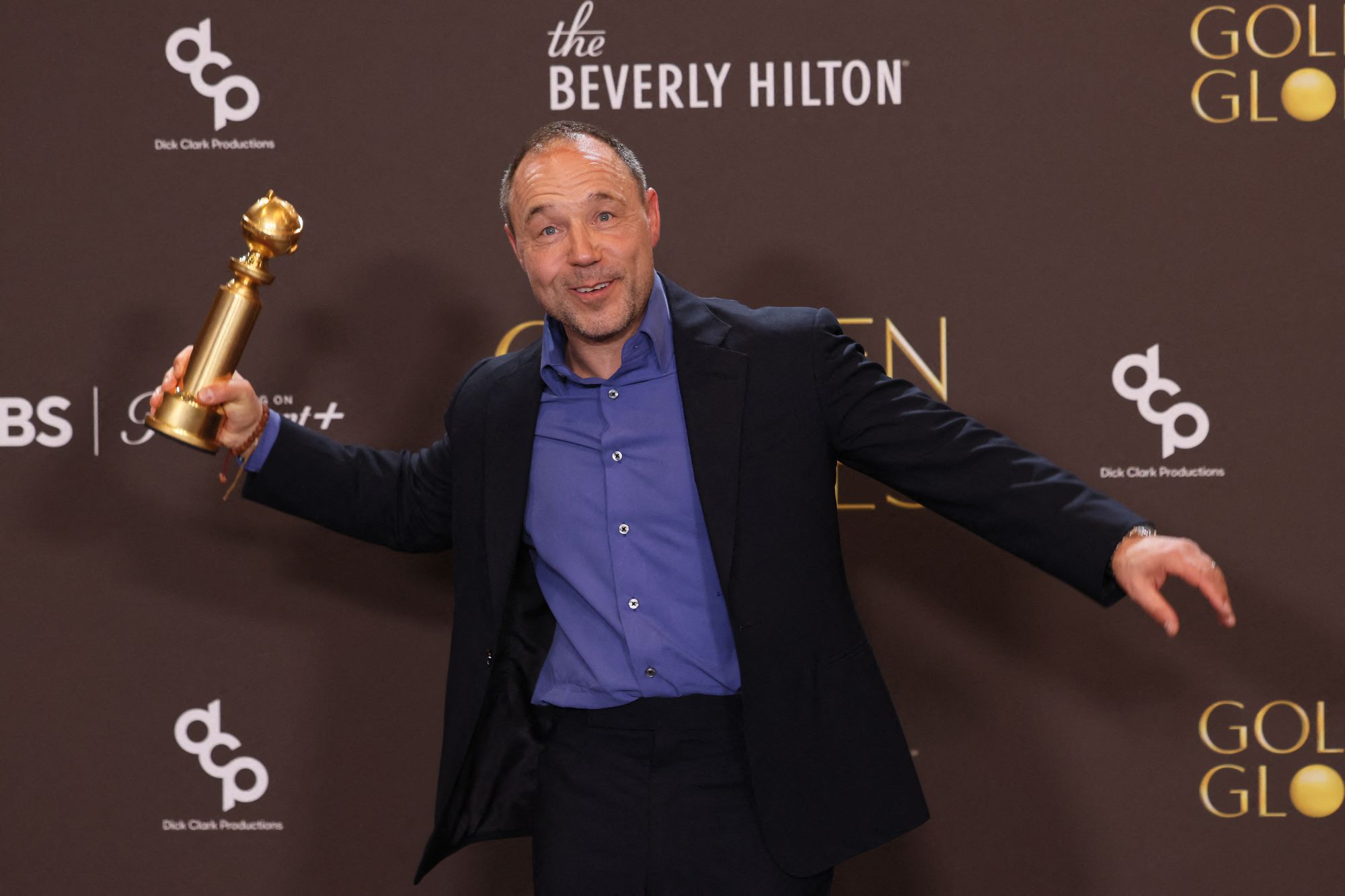 Stephen Graham posa con il suo Golden Globe per 'Adolescent'