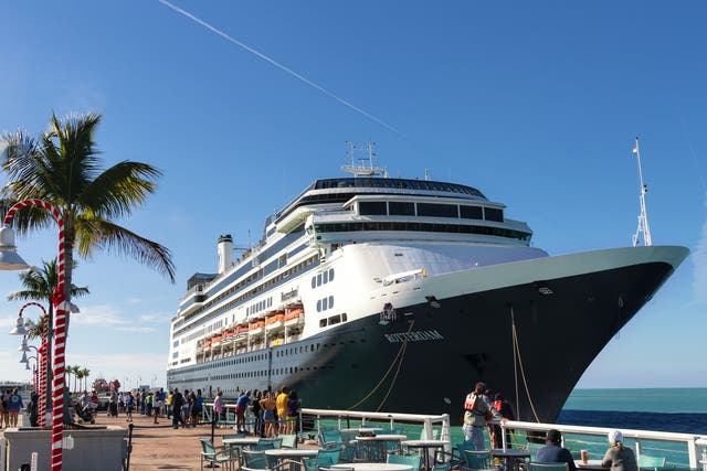 <p>Un total de 94 personas reportaron haberse enfermado a bordo del crucero Rotterdam</p>