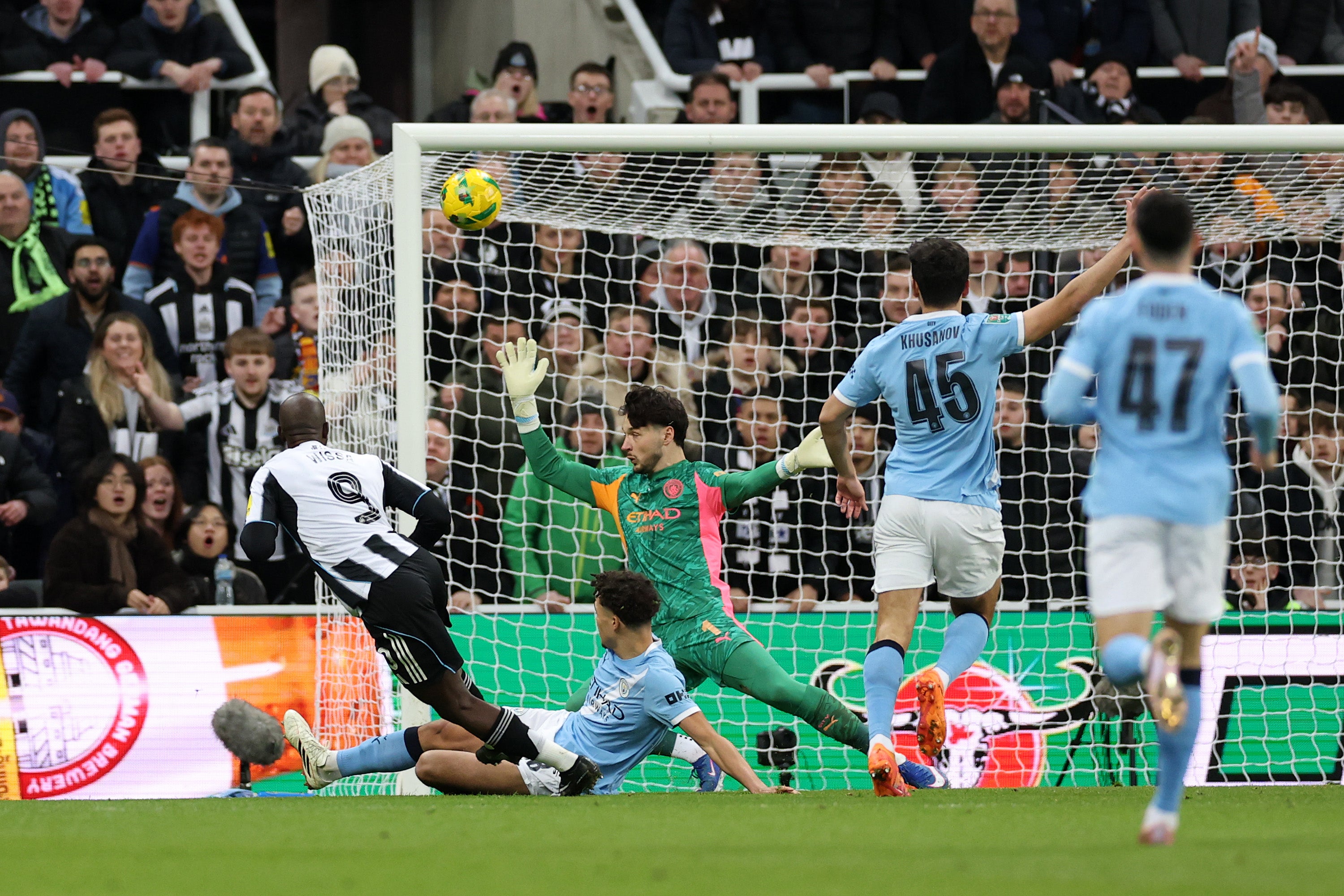 Yoane Wissa missed a great chance early in the first half