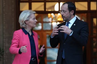 A presidente da Comissão Europeia, Ursula von der Leyen (à esquerda), conversa com o presidente de Chipre, Nikos Christodoulides, ao sair de uma reunião no palácio presidencial em Nicósia, Chipre.