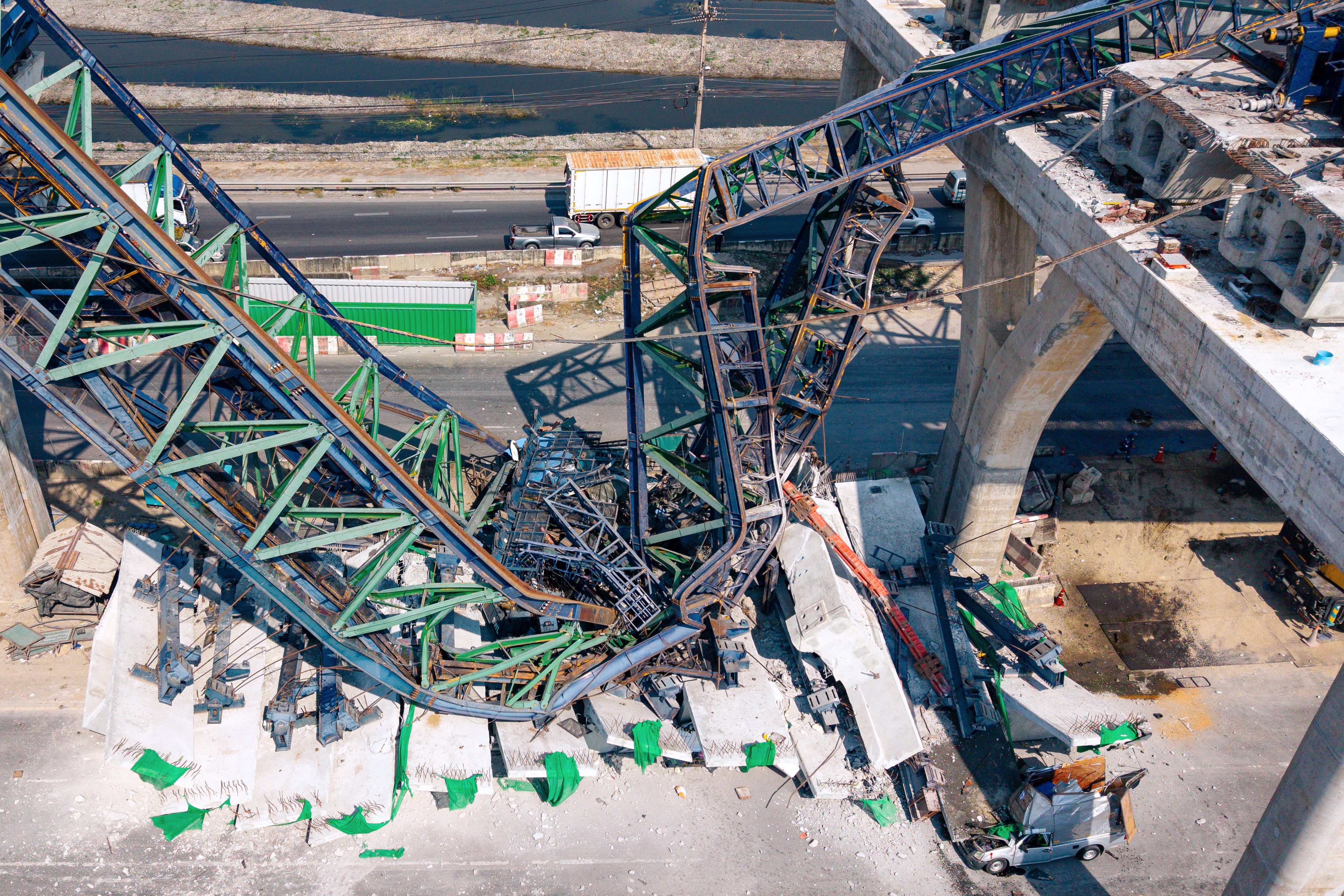 A construction crane that collapsed on the Rama 2 Road elevated expressway in Samut Sakhon province, Thailand on Thursday, Jan. 15, 2026. (AP Photo/Arnun Chonmahatrakool)