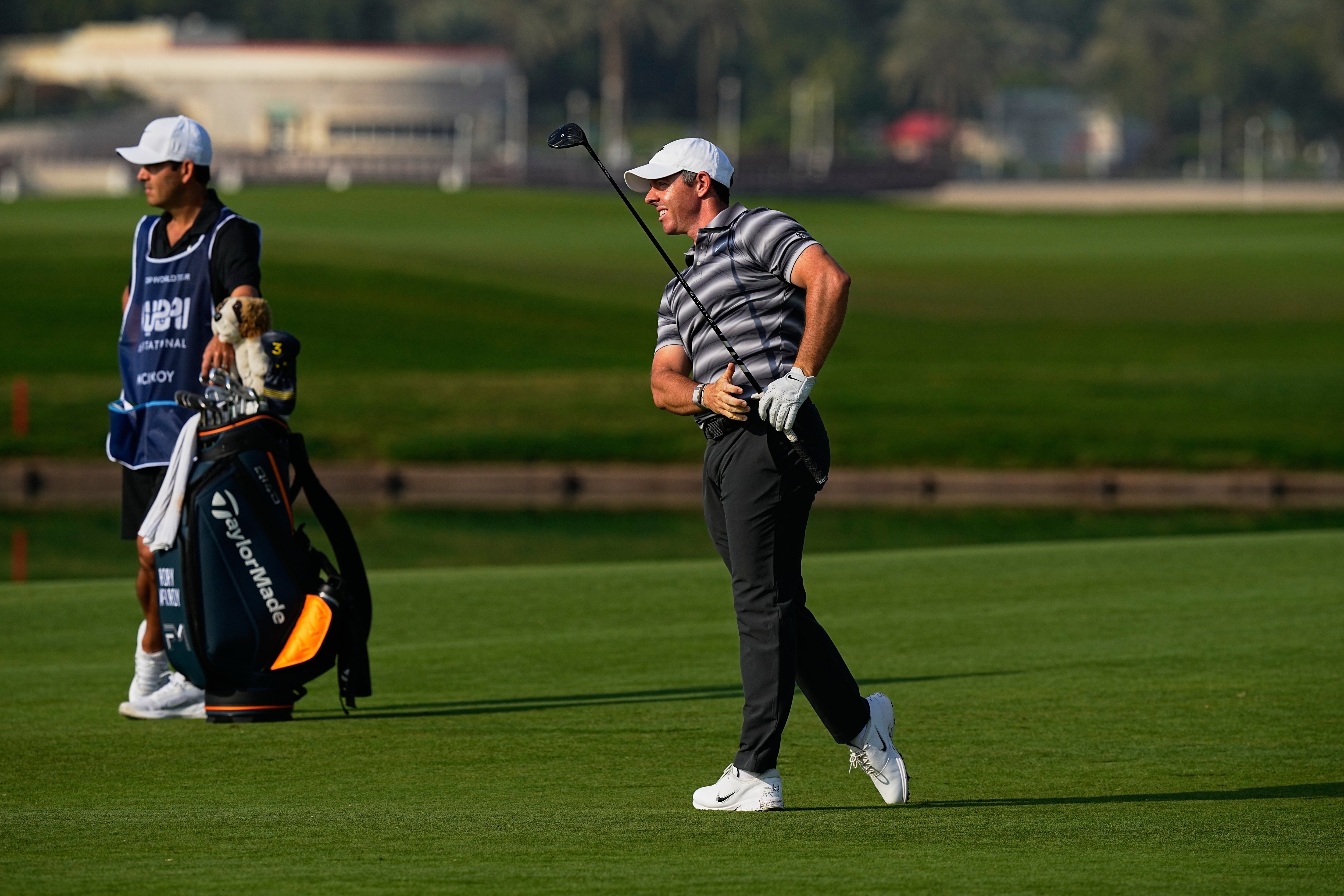 Rory McIlroy teve algum sucesso inicial com seu novo clube e bola no Dubai Invitational (Fatima Shabair/AP)