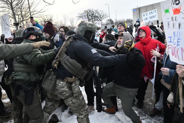 <p>Trump amenazó con usar la ley 1807 para acabar con las protestas antiICE en Minnesota. Las manifestaciones han continuado después de que un agente del ICE disparara y matara a una madre de 37 años en Minneapolis la semana pasada</p>