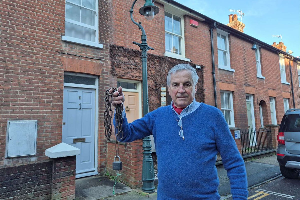 Pensioner threatens to chain himself to historic lamppost if council plan goes ahead