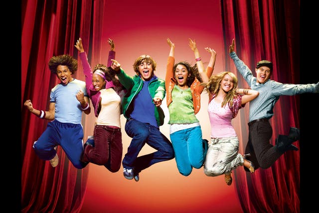 <p>Corbin Bleu, Monique Coleman, Zac Efron, Vanessa Hudgens, Ashley Tisdale y Lucas Grabeel saltan, sonríen y cantan en el arte promocional de ‘High School Musical’ de Disney</p>