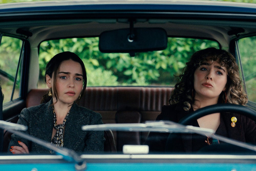 Emilia Clarke e Hayley Lu Richardson em 'Pôneis'