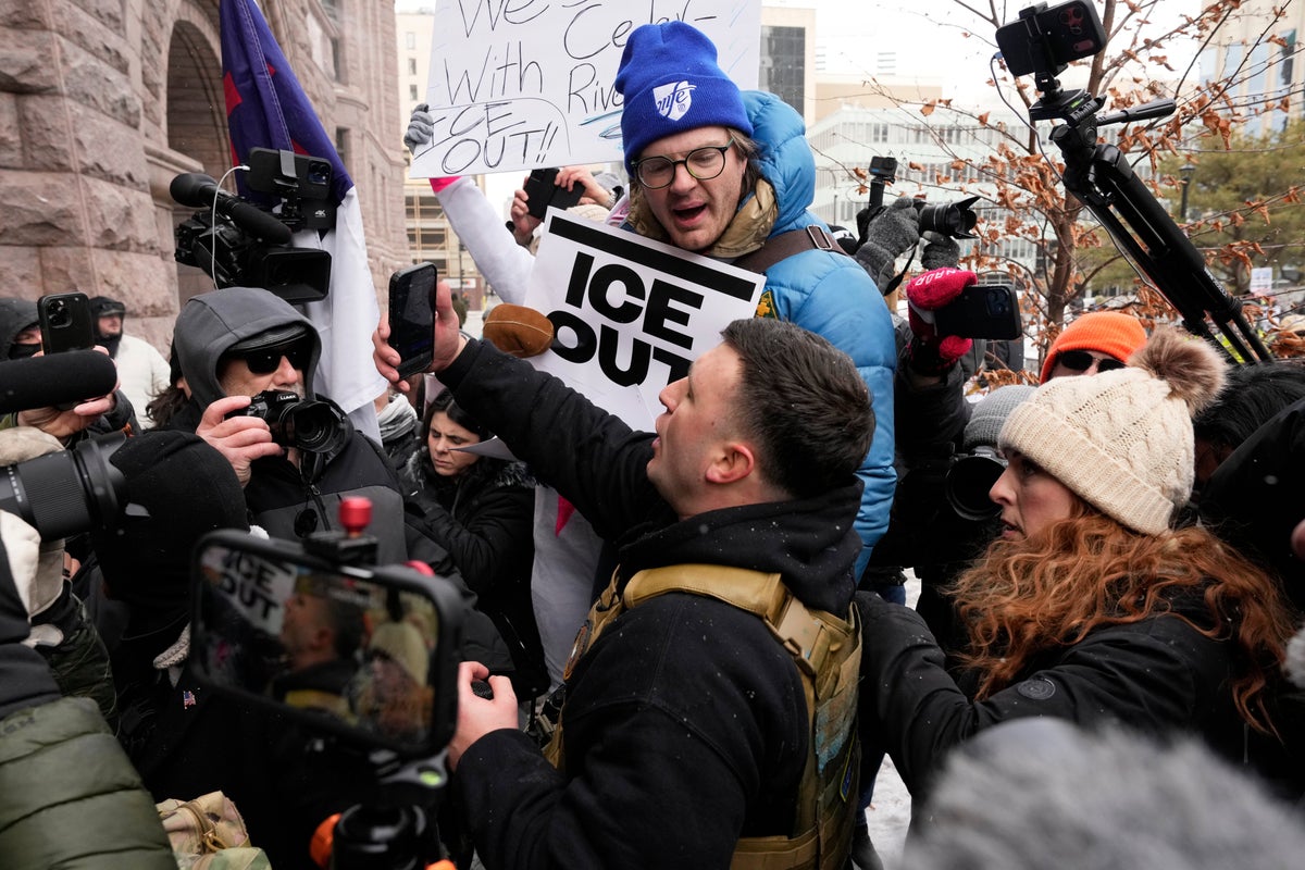 Photos show anti-ICE crowd chase off pro-ICE demonstrators from Minneapolis streets – UK Times