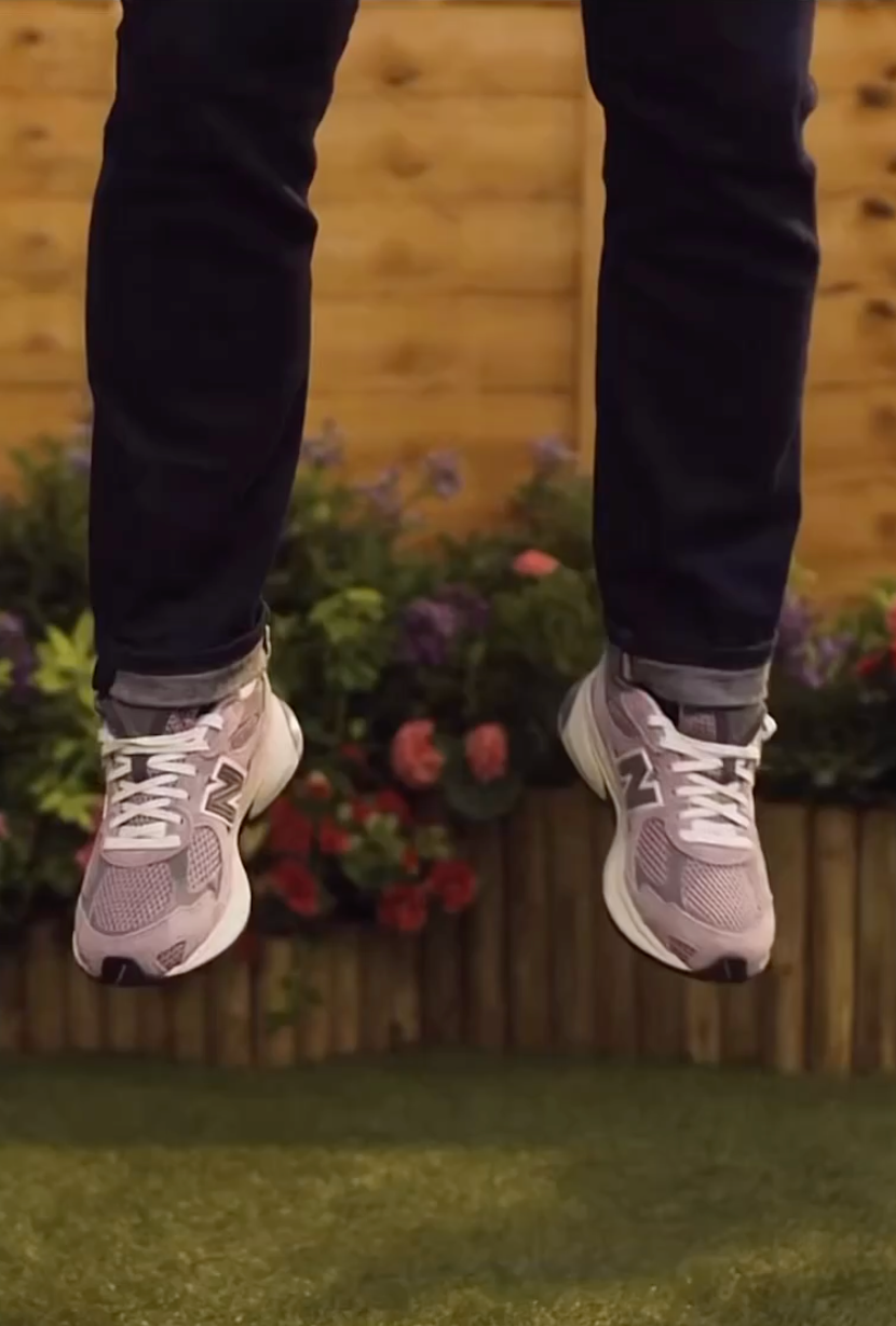 O anúncio mostrava pares de pernas penduradas no ar, mais tarde revelou ser Ant e Dec pendurados em um varal