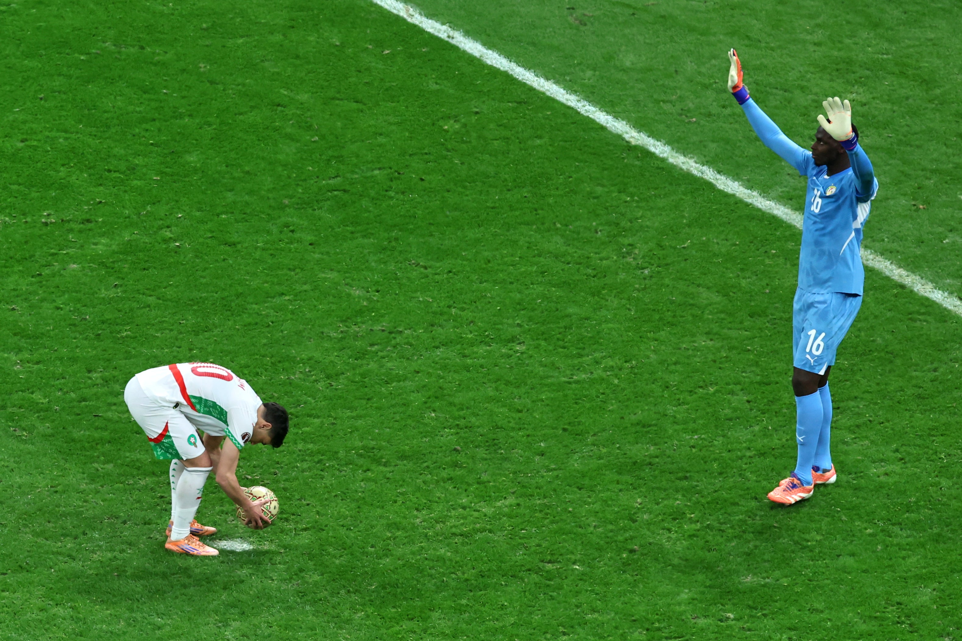 O marroquino Brahim Diaz (à esquerda) viu um pênalti defendido no final pelo senegalês Edouard Mendy (Youssef Loulidi/AP/PA)