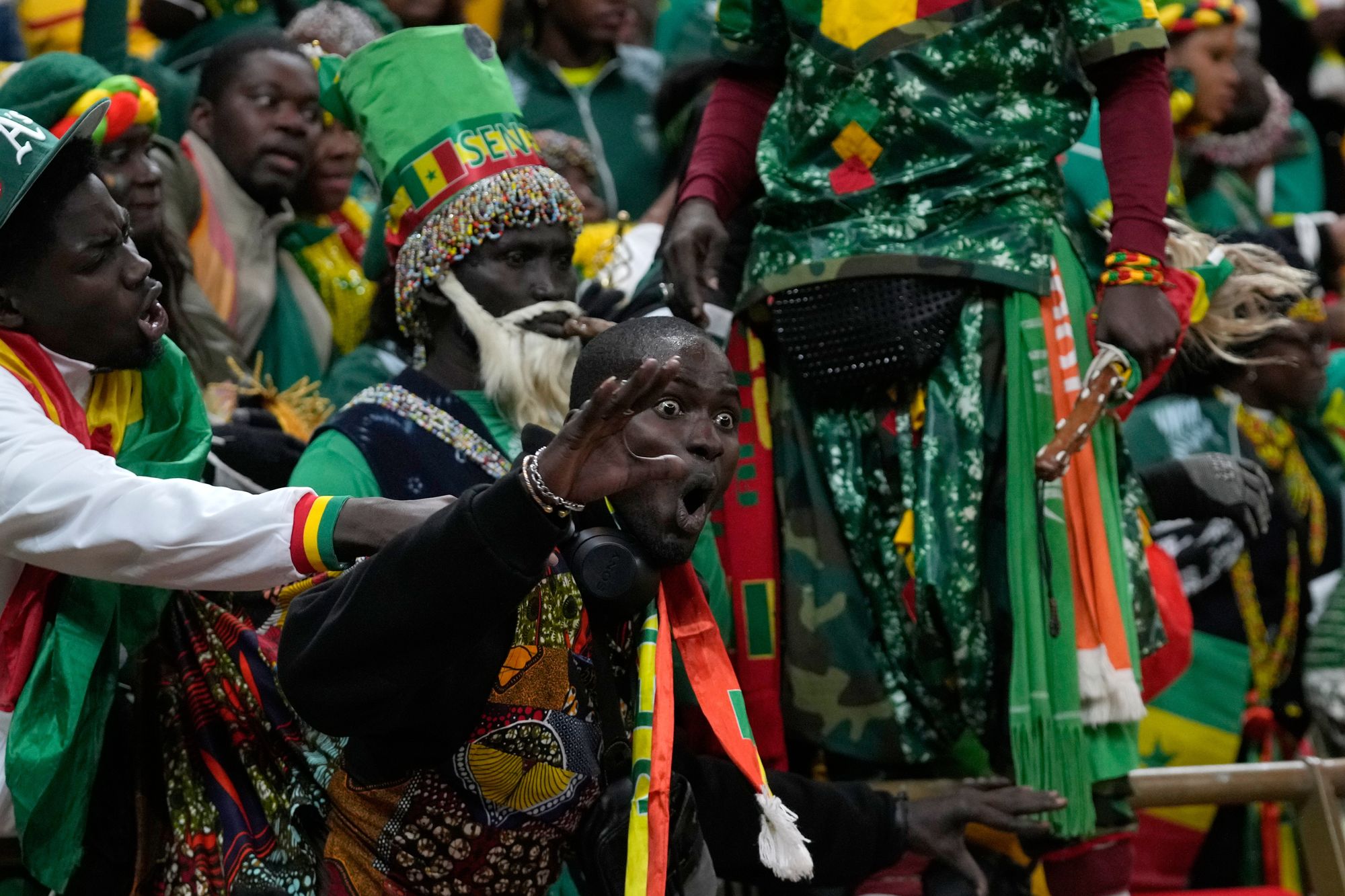 Jogadores do Senegal e do Marrocos se enfrentam após cobrança de pênalti durante a final da Copa das Nações Africanas