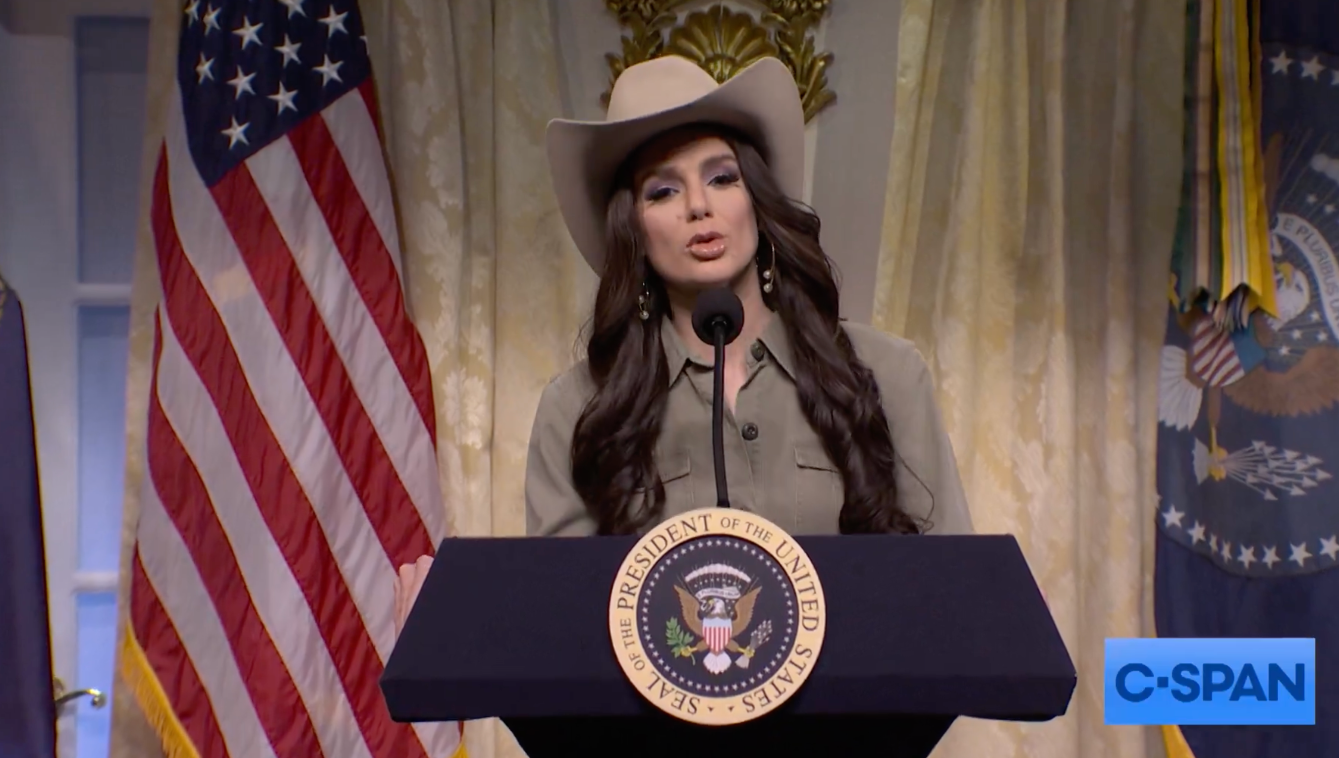 A recém-chegada Ashley Padilla também estreou como secretária de Segurança Interna, Kristi Noem, que agradeceu 