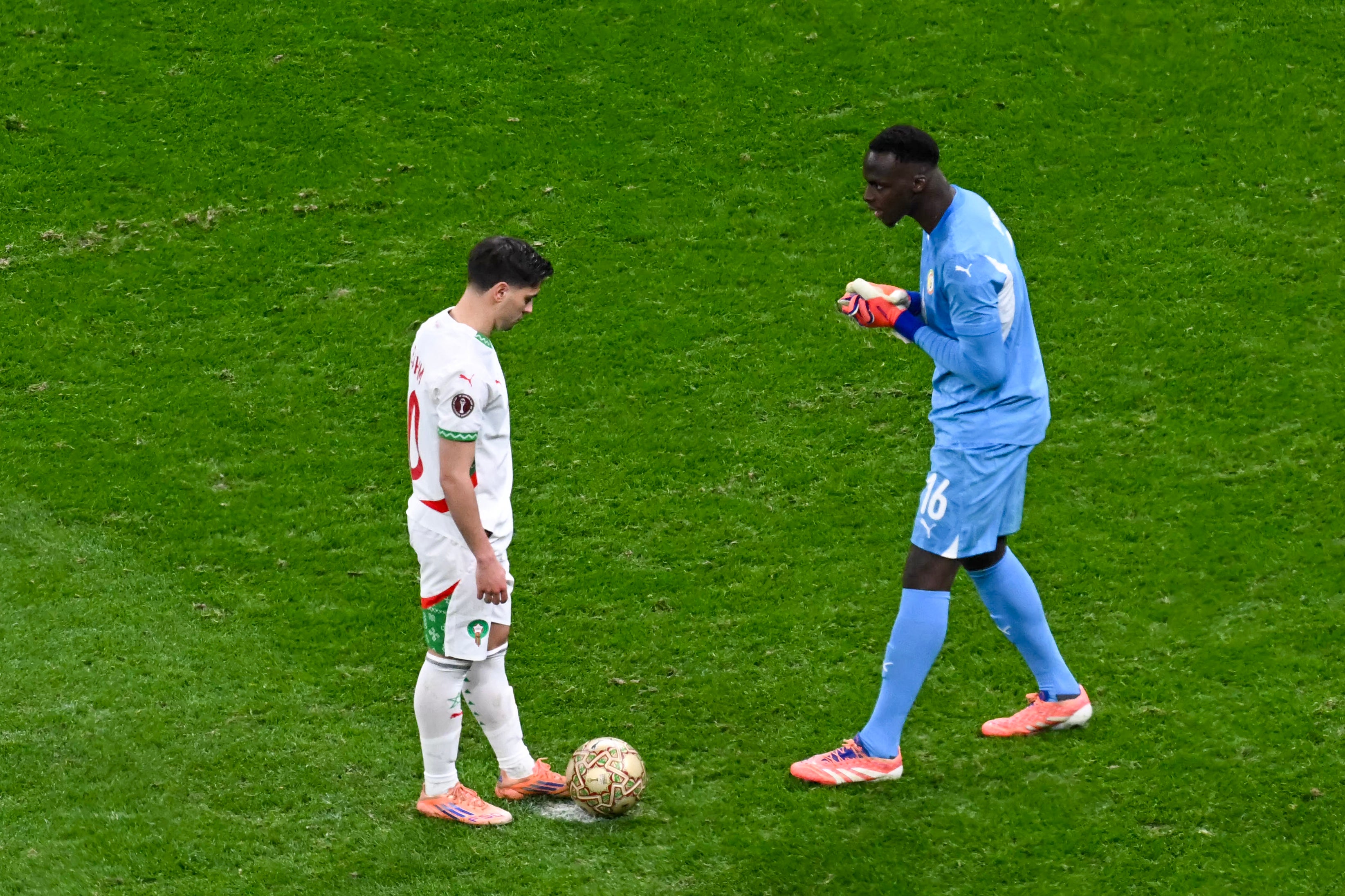 Edouard Mendy speaks to Brahim Diaz before his penalty kick