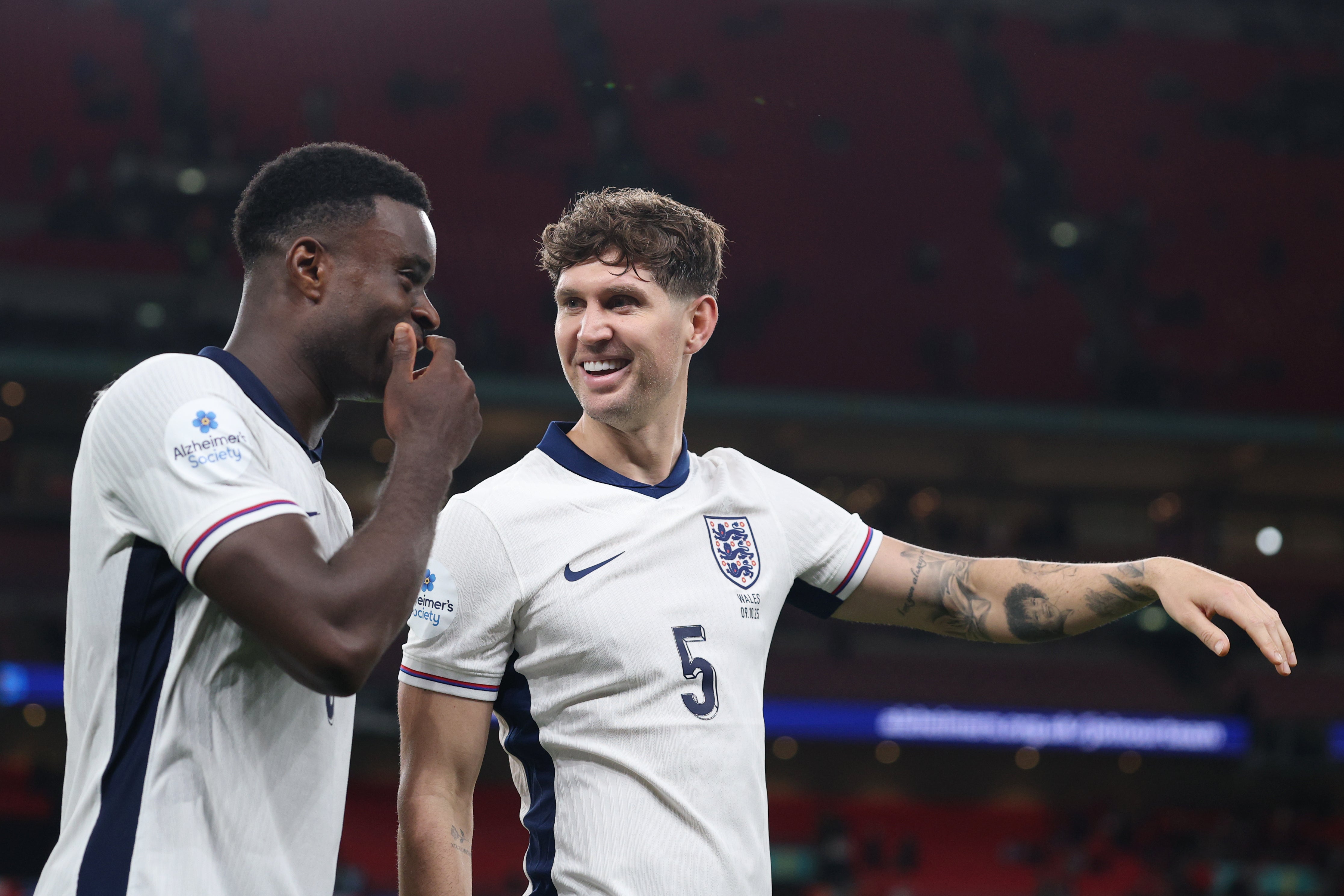 John Stones e Mark Guehy da Inglaterra contra o País de Gales