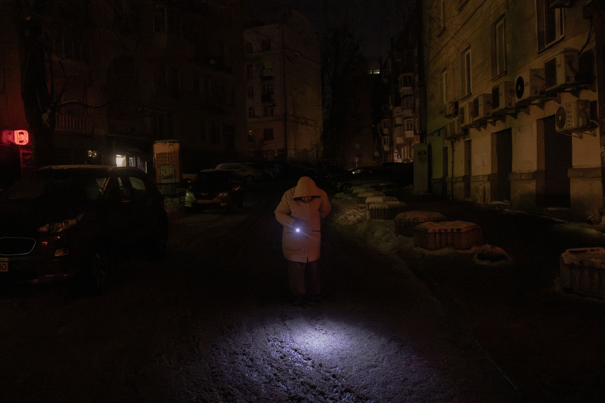 アメリカとウクライナの当局者を含む関係者によると、この援助の本来の目的は、ウクライナの液化天然ガスの輸入と、ロシアの攻撃で被害を受けたインフラの再建を支援することであったという。