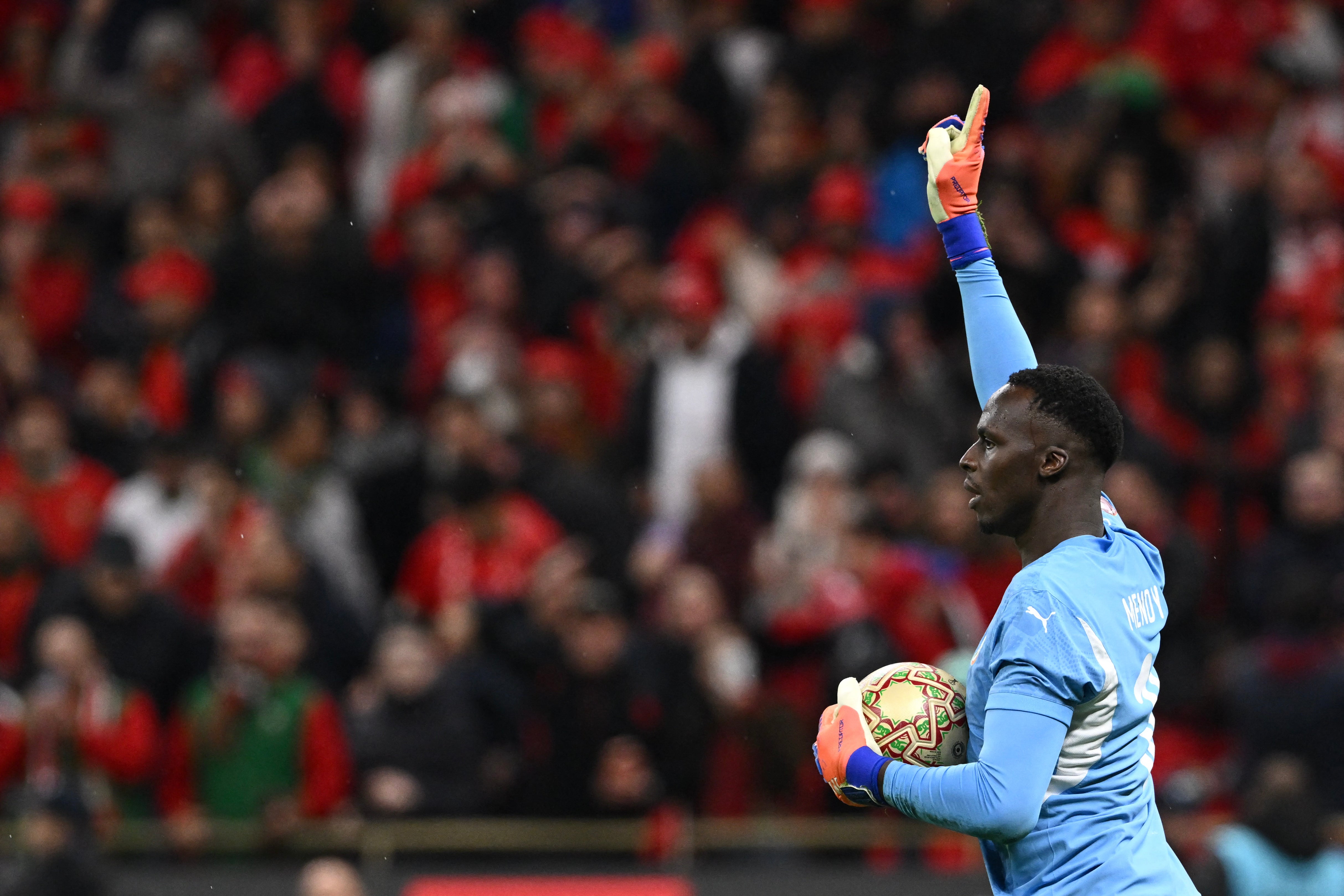 O goleiro senegalês Edouard Mendy reage após defender o pênalti