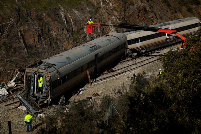 <p> Al menos 41 personas murieron en el accidente que ha sacudido a la nación y ha dejado huérfana a la niña.</p>