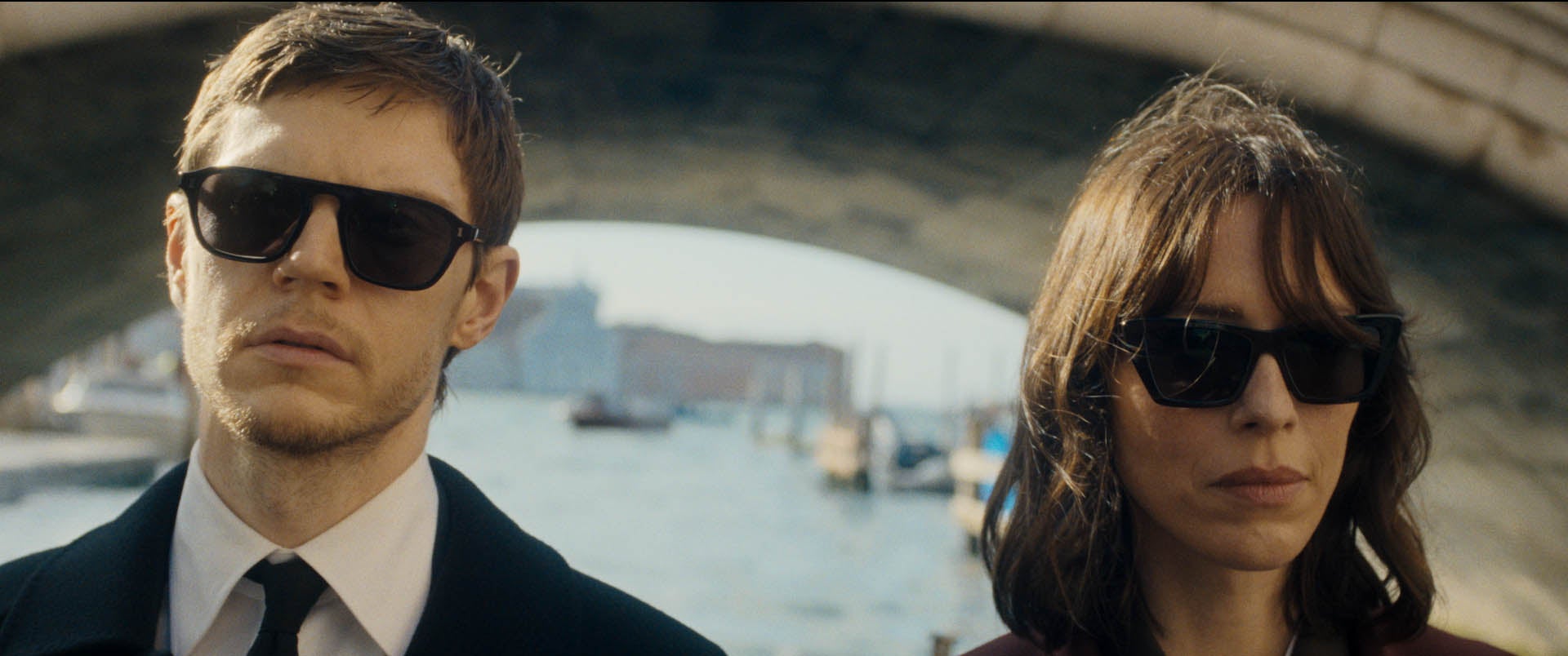 No caso: os agentes do FBI Madsen (Evan Peters) e Bennett (Rebecca Hall)