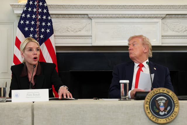<p>La fiscal general Pam Bondi y el presidente Donald Trump</p>