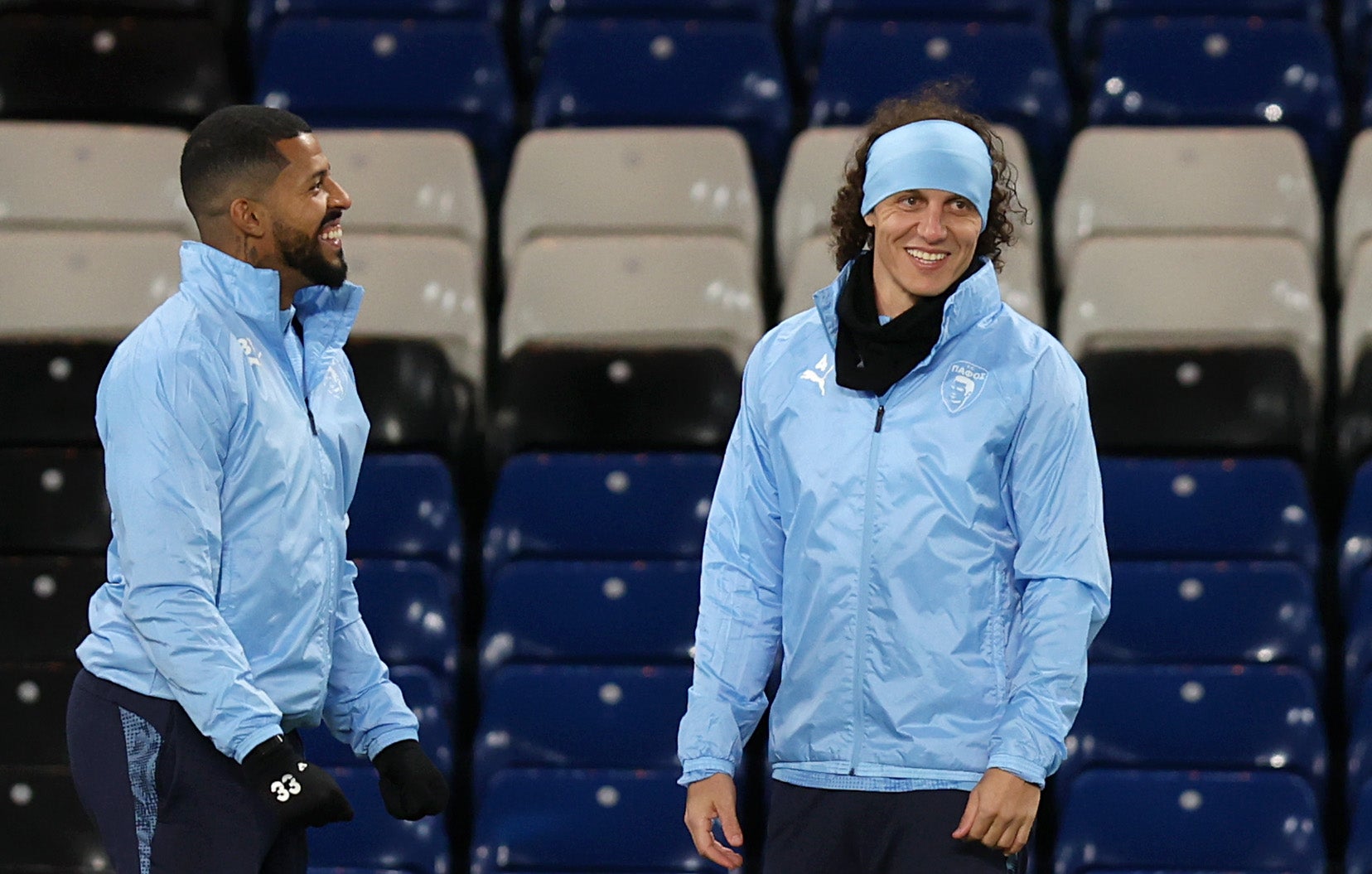 O ex-zagueiro do Chelsea David Luiz (à direita) treina pelo Paphos em Stamford Bridge na terça-feira