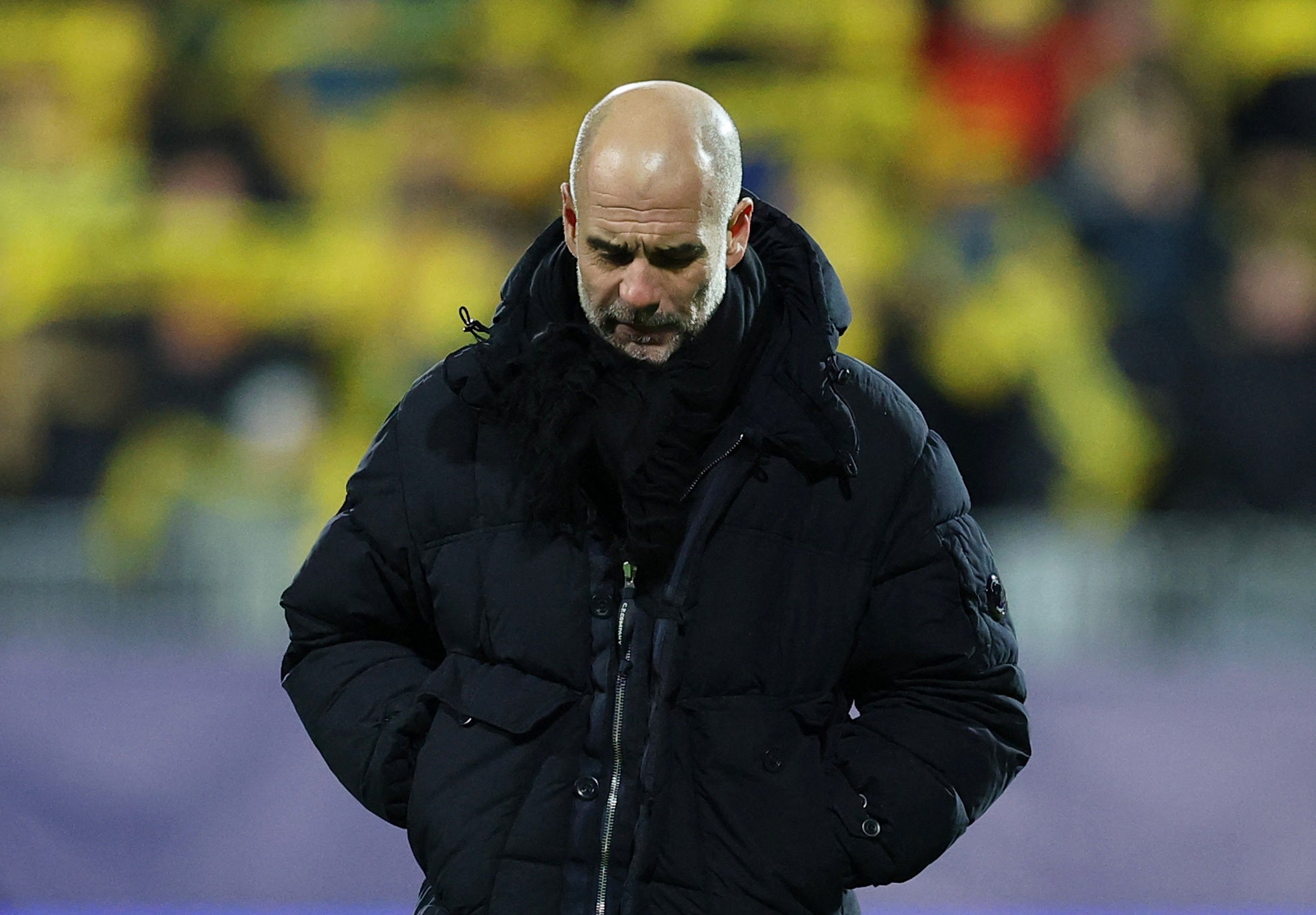O técnico do Manchester City, Pep Guardiola, parece abatido após derrota para Bodo/Glimt