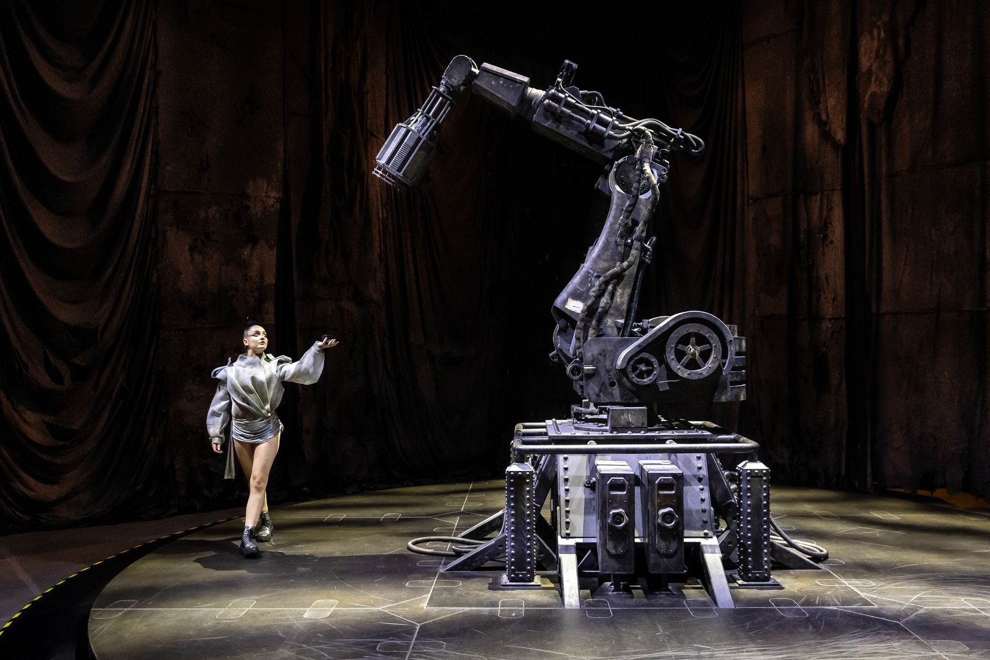 <p>A performer with a robot arm at Walk My Way, Budapest</p>