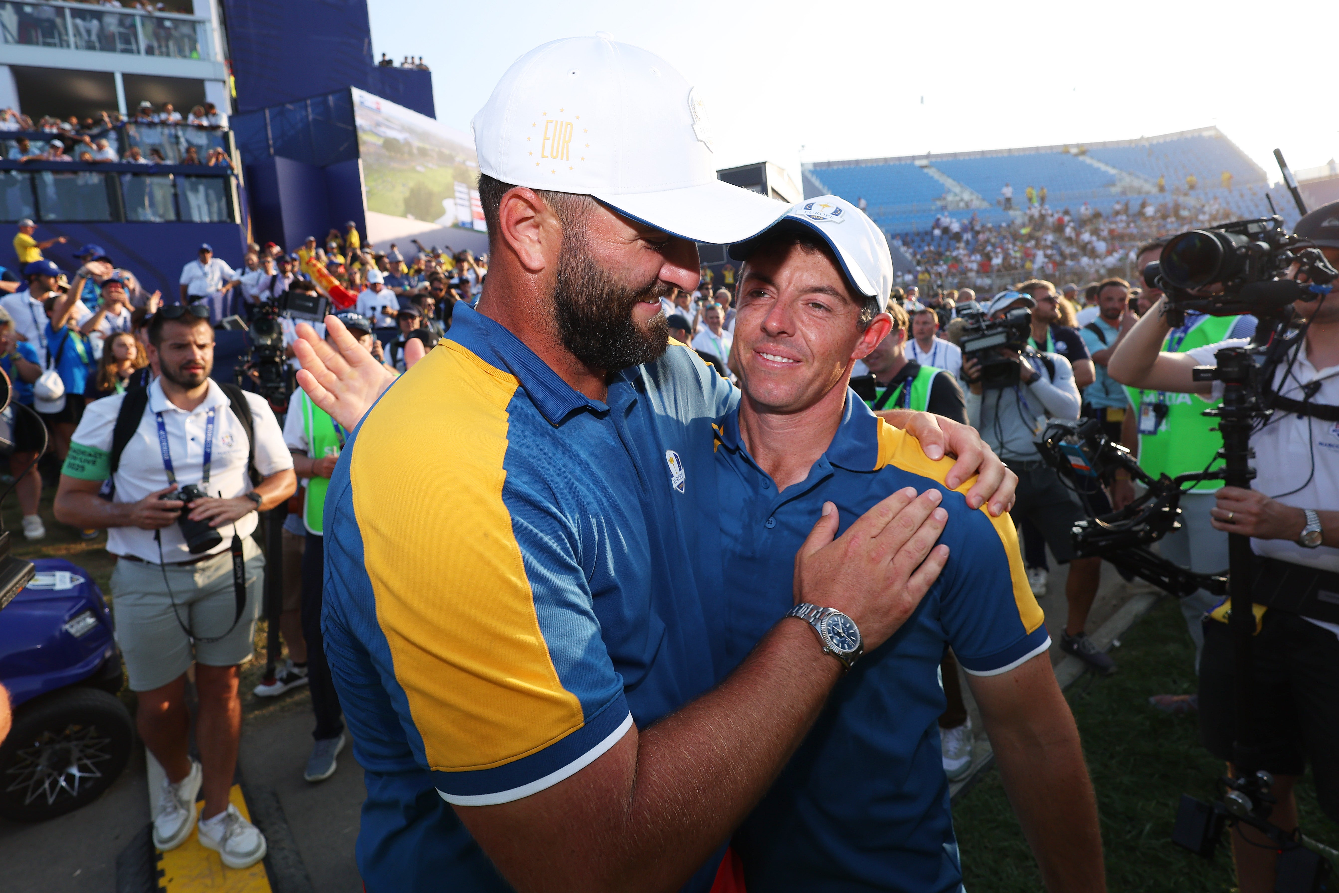 Rory McIlroy e Jon Rahm, do Team Europe, comemoram após vencer Marco Simone em 2023