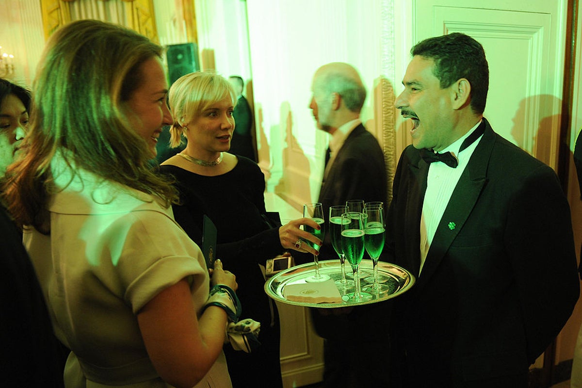 As the 1 percent get richer, the average American is still falling behind