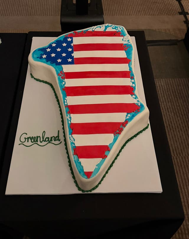 <p>Sirven un pastel en forma de Groenlandia cubierto con la bandera de EE. UU. en un evento con legisladores republicanos, en medio de los intentos de Trump por adquirir la isla ártica</p>